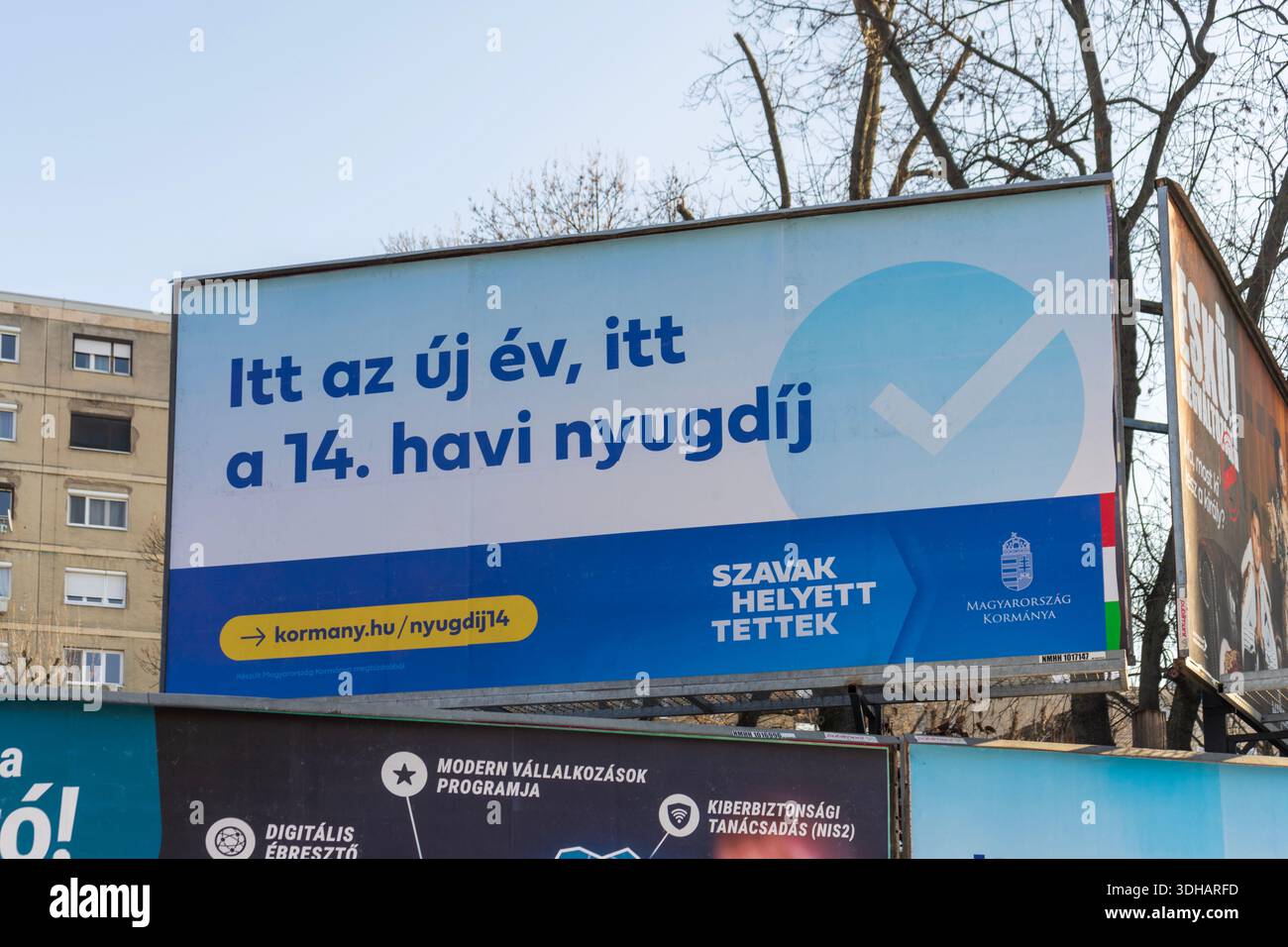 Staatliche Plakate zur Förderung der 14. Monatsrente – eine Werbebotschaft aus der Wahlzeit, die sich an Rentner richtet und als "Taten statt Worte" formuliert wird. Stockfoto