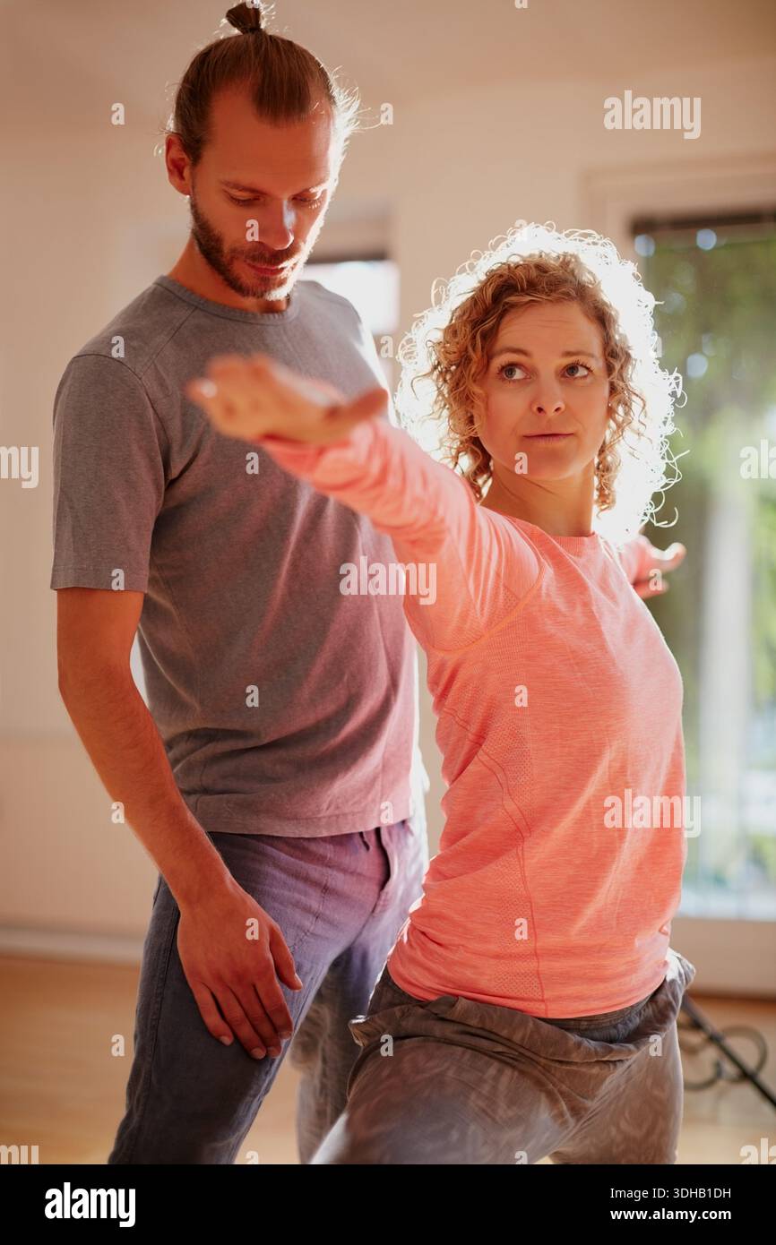Yoga, Lehre und Stretching mit Menschen im Studio für Fitness, Kriegerhaltung und Heilpraktiken. Ganzheitliches Gleichgewicht, Vigabadrasana und Lernen mit Stockfoto
