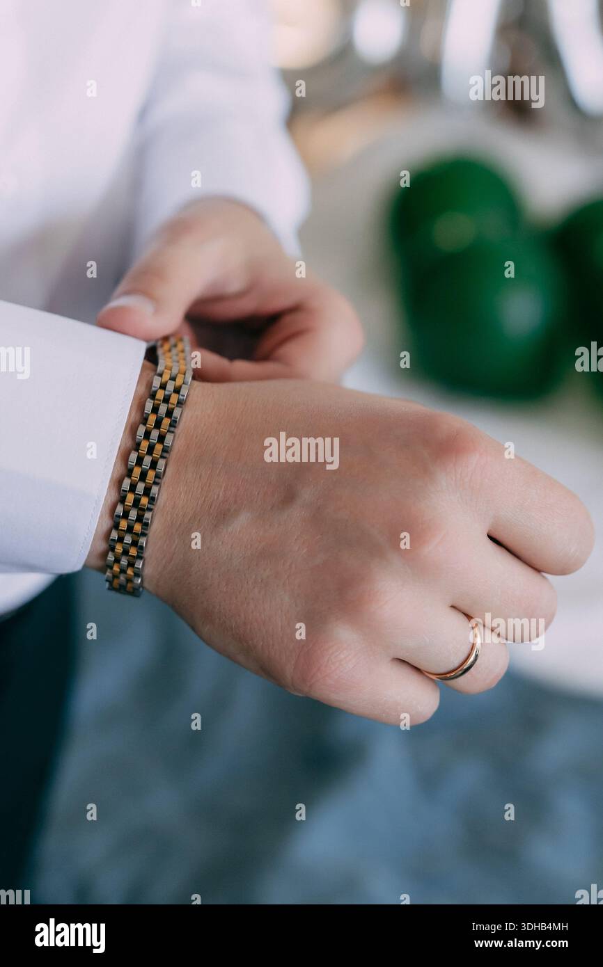 Ein stilvoller Bräutigam, der sich an seinem Hochzeitstag in einer Reihe eleganter und intimer Momente festgehalten hat Stockfoto