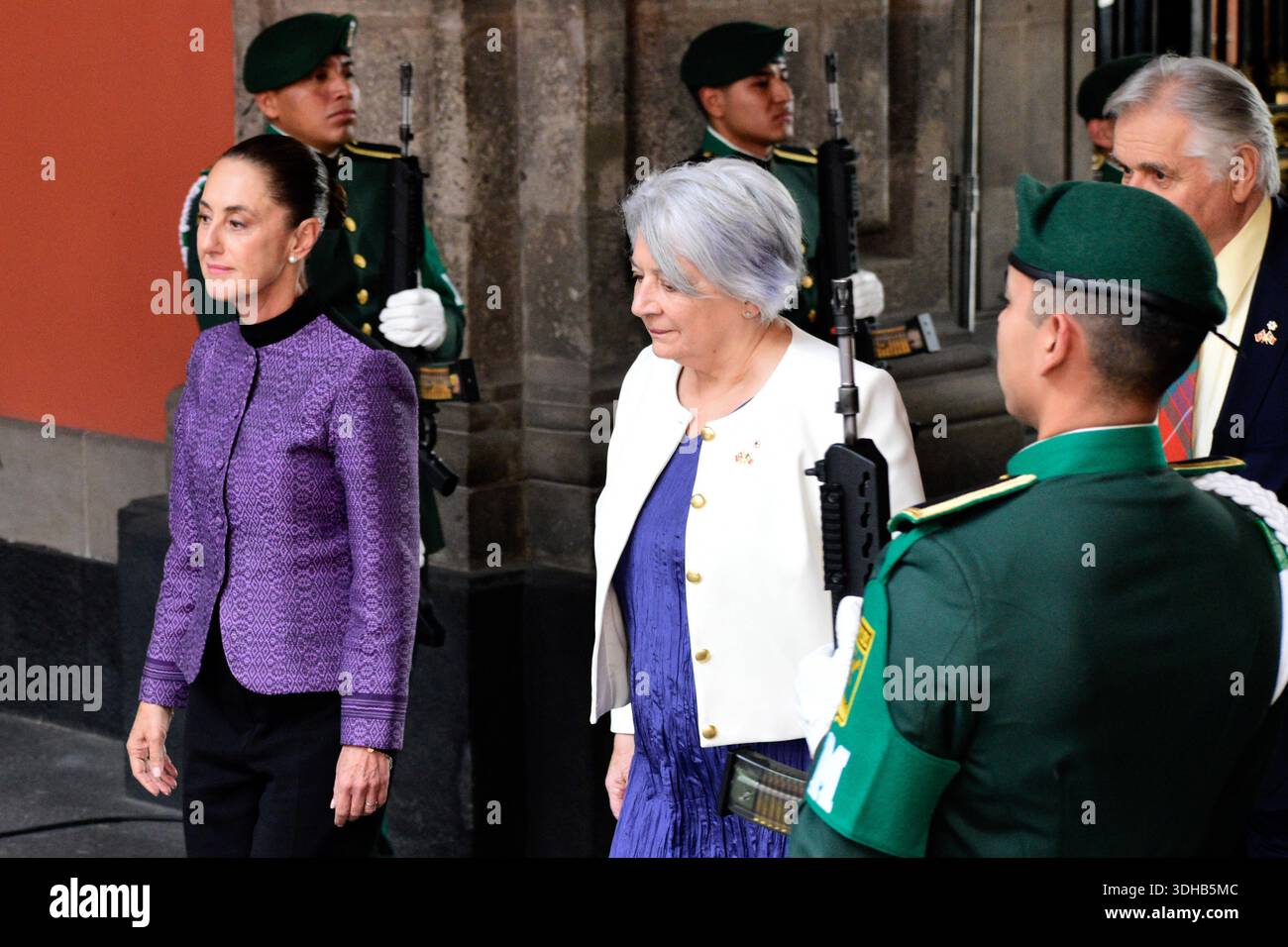 Generalgouverneur von Kanada, Mary Simon Begrüßungszeremonie Mexicos Präsidentin Claudia Sheinbaum Pardo und Generalgouverneur von Kanada, Mary Simon, nehmen an der Begrüßungszeremonie im Rahmen des Mary Simon Arbeitsbesuchs in Mexiko im Nationalpalast teil. Am 20. Januar 2026 in Mexiko-Stadt. Mexico City CDMX Mexico Copyright: XLuisxBarronx Stockfoto