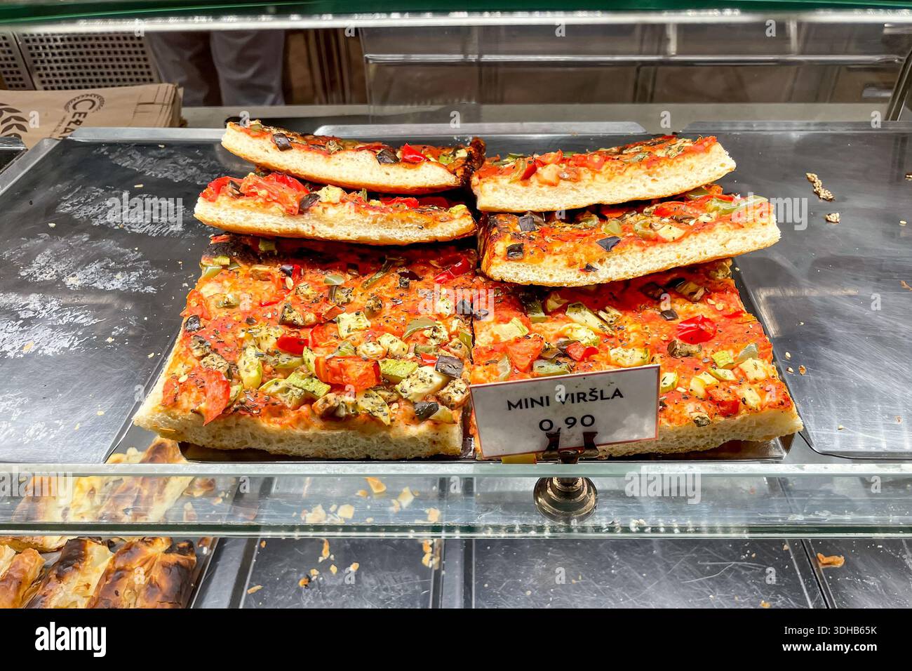 Scheiben italienischer vegetarischer Pizza mit Gemüse auf der Theke des Restaurantbuffets Stockfoto