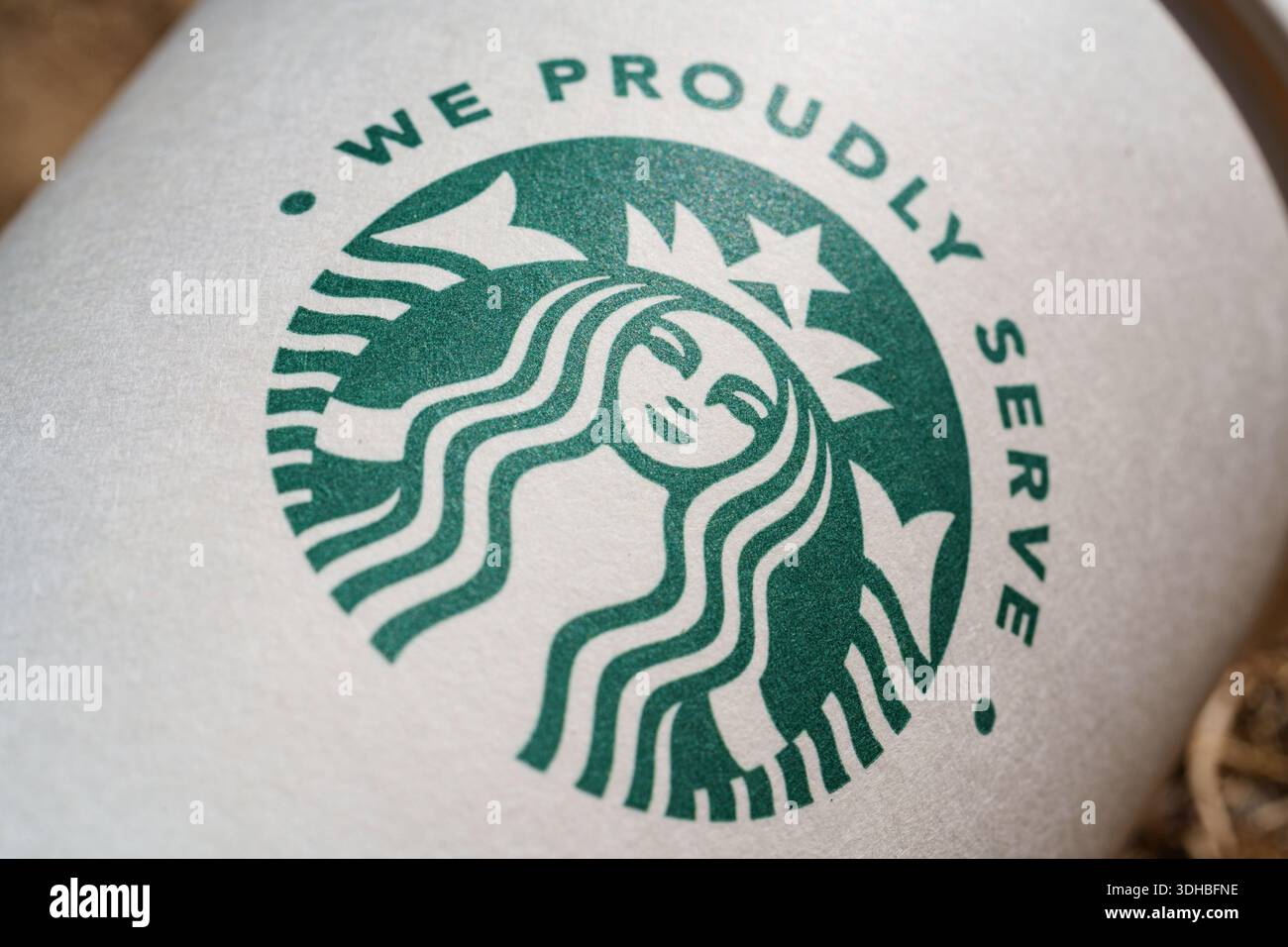 Kultiges grünes Starbucks Coffee Markenlogo in minimalistischer Nahaufnahme auf einer Pappbecher Stockfoto