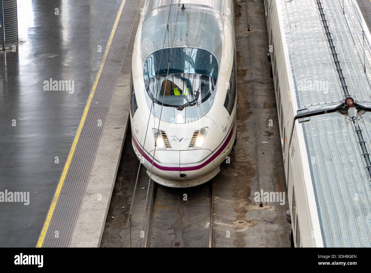 Der AVE-Hochgeschwindigkeitszug hielt am Bahnhof Atocha in Madrid, Spanien Stockfoto