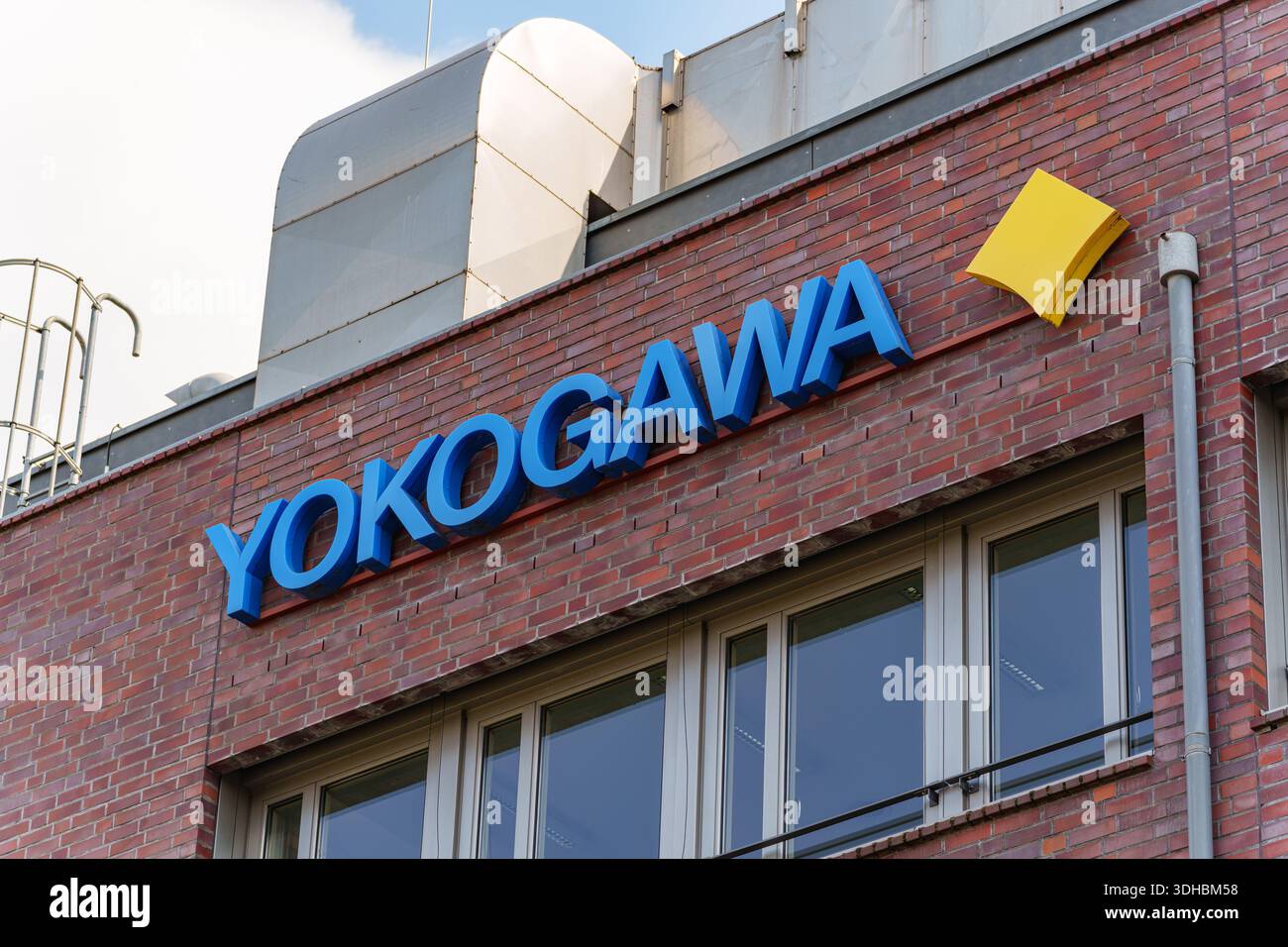 Logo von Yokogawa, japanischem multinationalen Elektrotechnik- und Softwareunternehmen Stockfoto