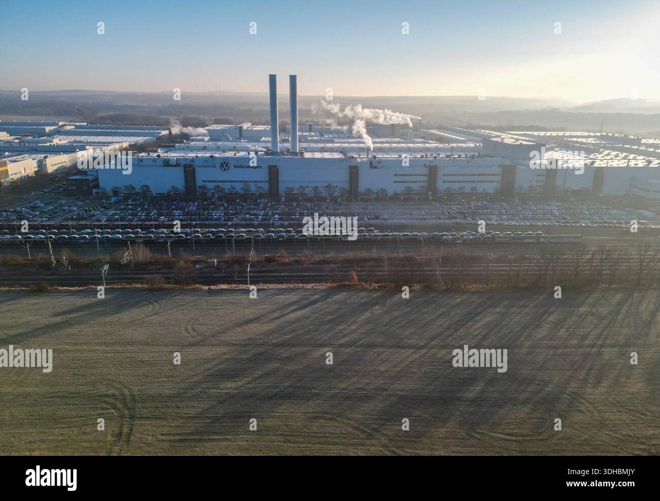 Zwickau, Deutschland. Januar 2026. Blick auf das VW-Werk Mosel (Luftaufnahme mit Drohne). Ab 2030 plant der Automobilhersteller Volkswagen, am Standort Zwickau jährlich bis zu 15.000 Fahrzeuge zu demontieren und zu überholen. Volkswagen wird Berichten zufolge bis zu 90 Millionen Euro investieren und 1.000 Arbeitsplätze sichern. Das Land Sachsen finanziert das Projekt mit rund 10,8 Millionen Euro. Quelle: Jan Woitas/dpa/Alamy Live News Stockfoto