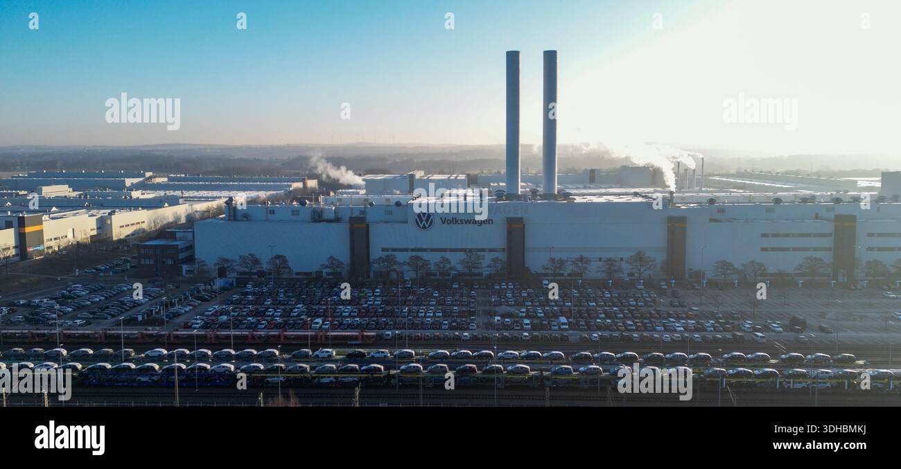 Zwickau, Deutschland. Januar 2026. Ansicht des VW-Werks Mosel (Luftaufnahme mit Drohne) ab 2030 plant der Automobilhersteller Volkswagen am Standort Zwickau jährlich bis zu 15.000 Fahrzeuge zu demontieren und zu überholen. Dazu wird Volkswagen Berichten zufolge bis zu 90 Millionen Euro investieren und 1.000 Arbeitsplätze sichern. Das Land Sachsen finanziert das Projekt mit rund 10,8 Millionen Euro. Quelle: Jan Woitas/dpa/Alamy Live News Stockfoto