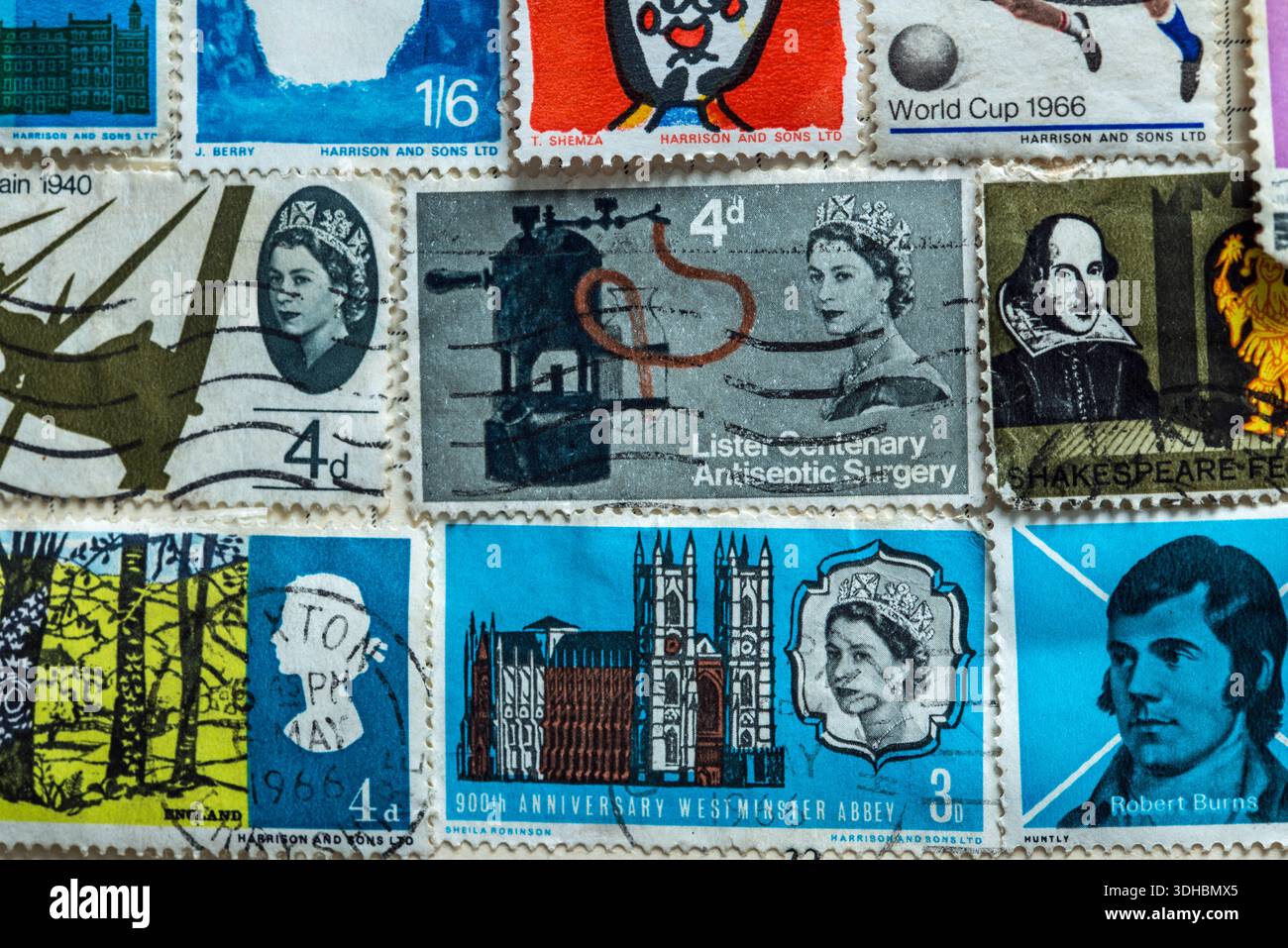 Verschiedene britische Briefmarken mit Vordezimel-Sonderausgabe Stockfoto
