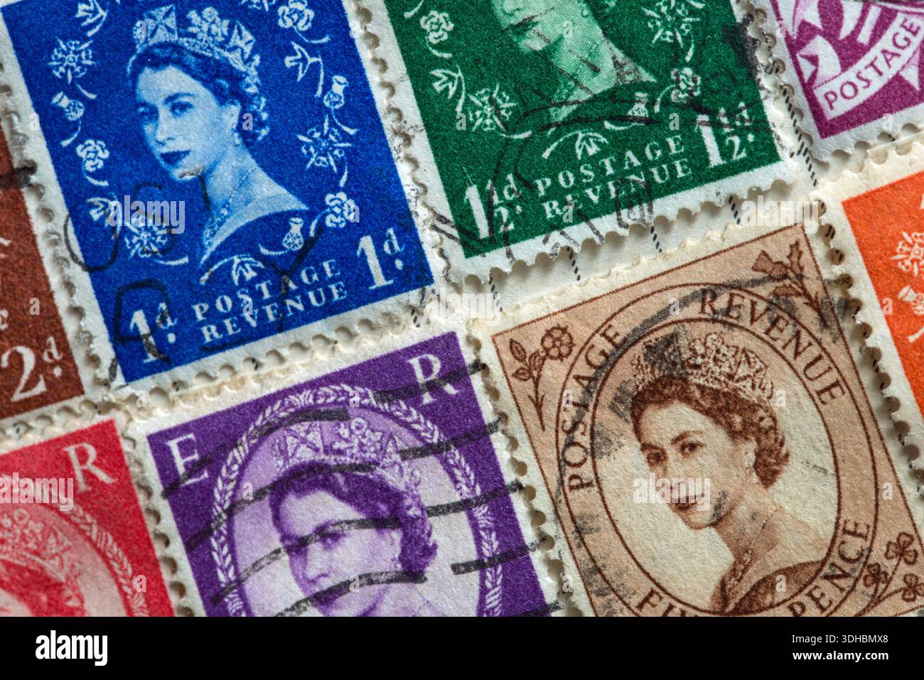 Alte britische Briefmarken mit Vordezimalzeichen verschiedener Stückelungen, die Königin Elisabeth II. Tragen Stockfoto