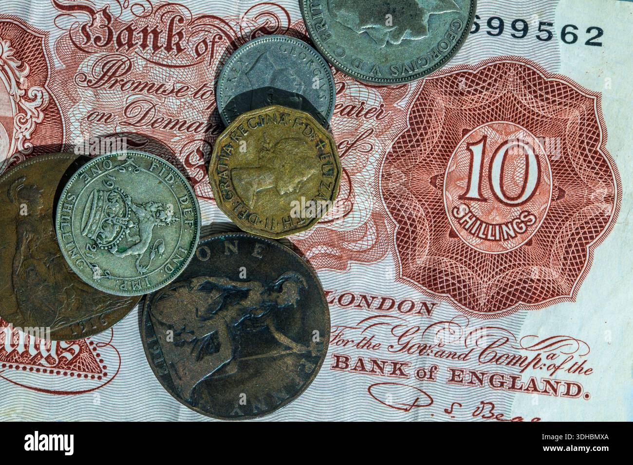 Englisches Geld vor dem Dezimalstellen: 10-Schilling-Scheine, zwei-Schilling-Münze, ein Sixpence, ein dreienny-Bit und Penny-Münzen Stockfoto