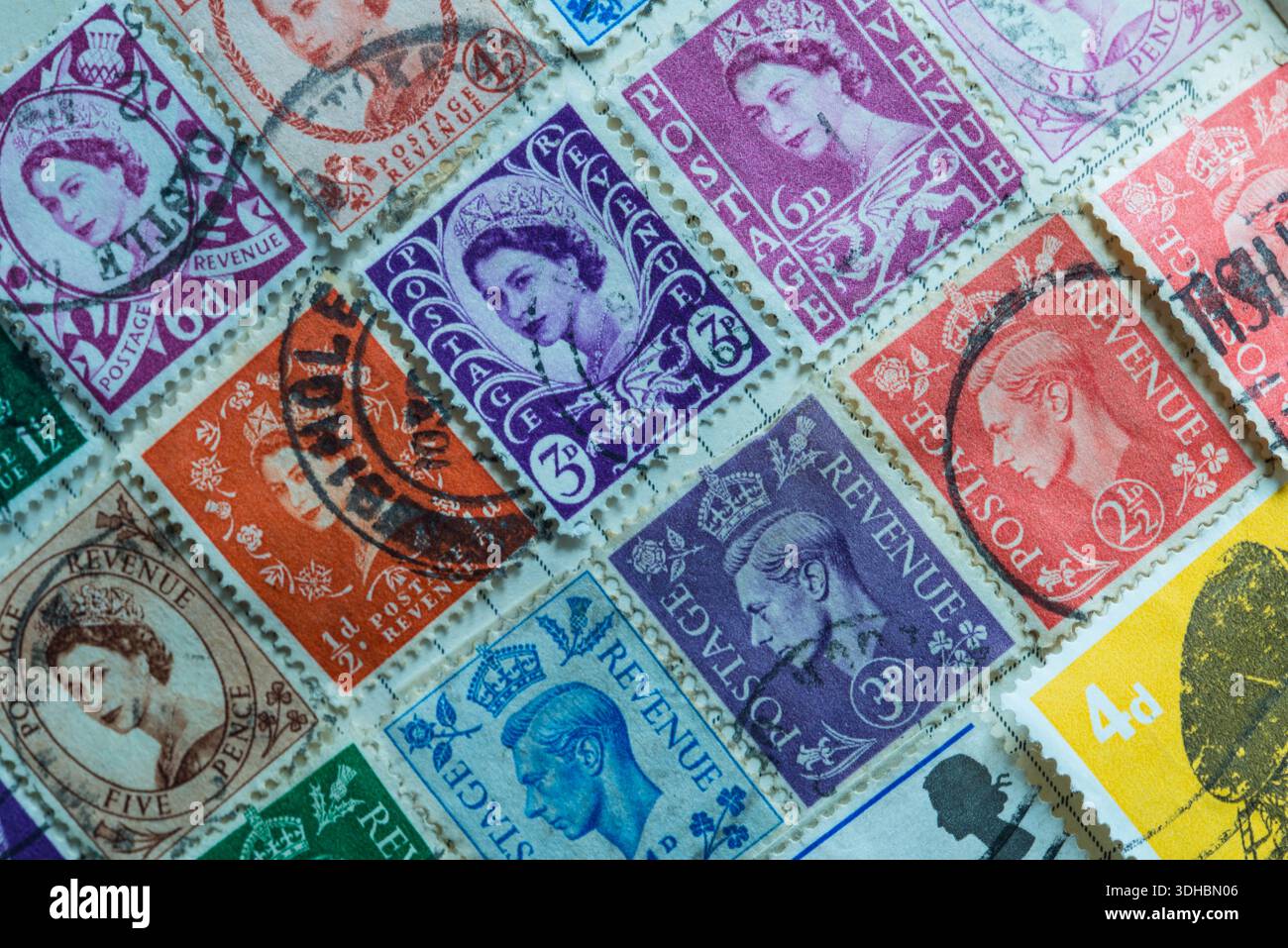 Alte britische Prädezimalpostmarken verschiedener Stückelungen und Monarchen Stockfoto