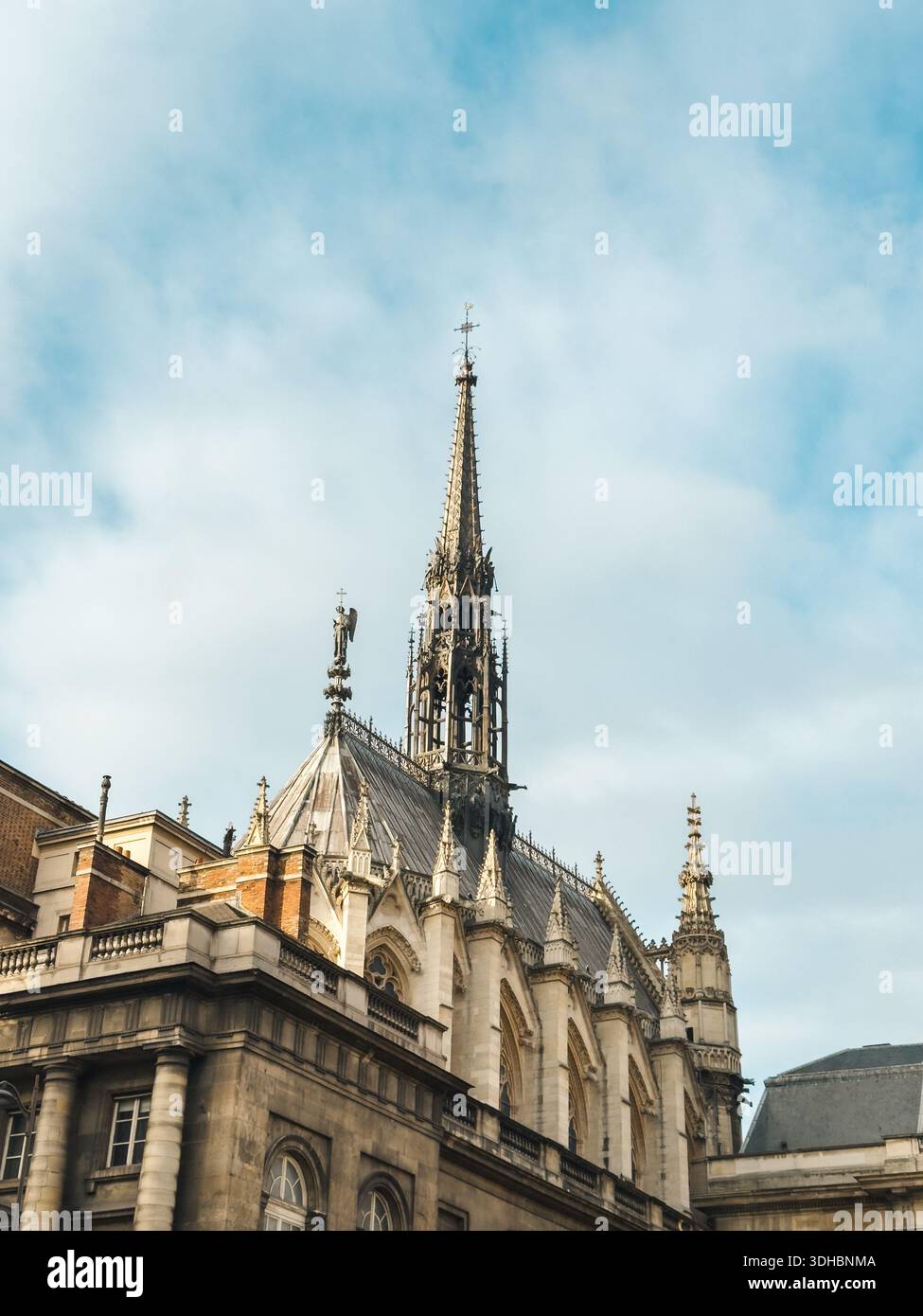 Außenansicht der Sainte-Chapelle in Paris, Frankreich, mit seiner eleganten gotischen Architektur, Spitzbögen und historischen Details innerhalb der h Stockfoto