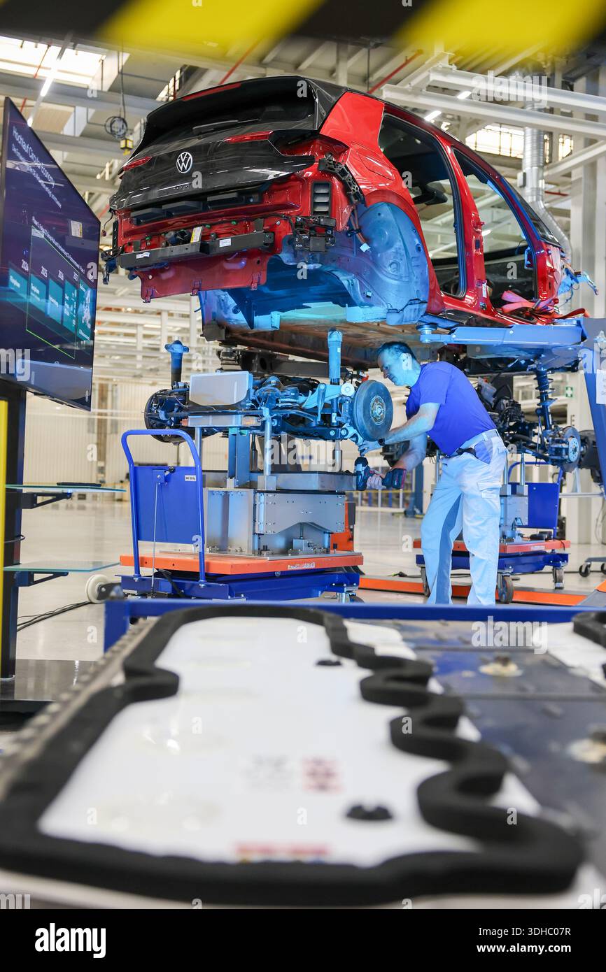 Zwickau, Deutschland. Januar 2026. Eine gebrauchte Hochvoltbatterie aus einem demontierten VW ID.3 liegt bei der Präsentation der Recyclingstrategie im VW-Werk. Ab 2030 plant der Automobilhersteller Volkswagen, am Standort Zwickau jährlich bis zu 15.000 Fahrzeuge zu demontieren und zu überholen. Dazu wird Volkswagen Berichten zufolge bis zu 90 Millionen Euro investieren und 1.000 Arbeitsplätze sichern. Das Land Sachsen finanziert das Projekt mit rund 10,8 Millionen Euro. Quelle: Jan Woitas/dpa/Alamy Live News Stockfoto