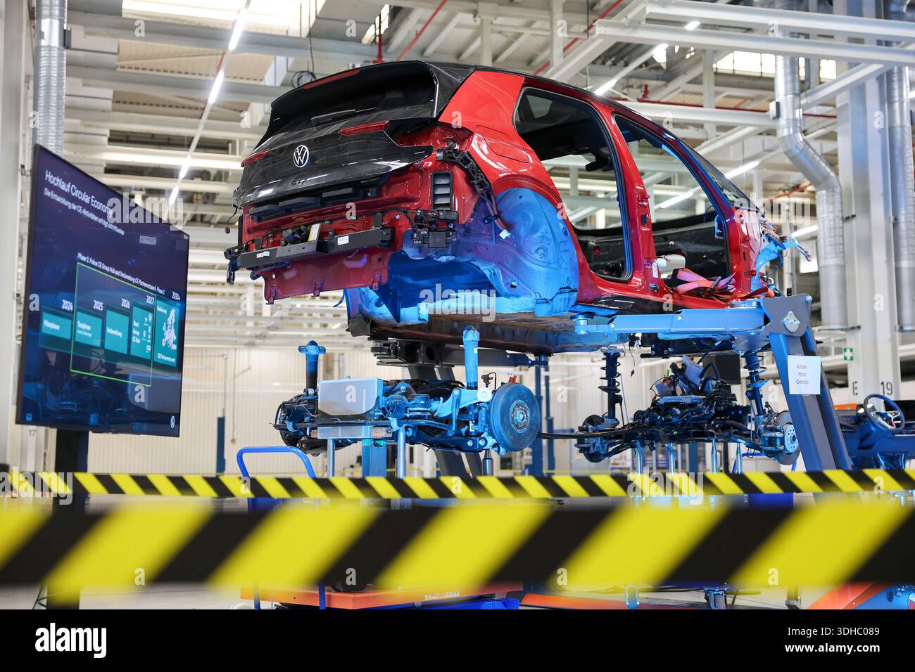 Zwickau, Deutschland. Januar 2026. Bei der Präsentation der Recyclingstrategie im VW-Werk steht ein demontierter VW ID.3. Ab 2030 plant der Automobilhersteller Volkswagen, am Standort Zwickau jährlich bis zu 15.000 Fahrzeuge zu demontieren und zu überholen. Dazu wird Volkswagen Berichten zufolge bis zu 90 Millionen Euro investieren und 1.000 Arbeitsplätze sichern. Das Land Sachsen finanziert das Projekt mit rund 10,8 Millionen Euro. Quelle: Jan Woitas/dpa/Alamy Live News Stockfoto