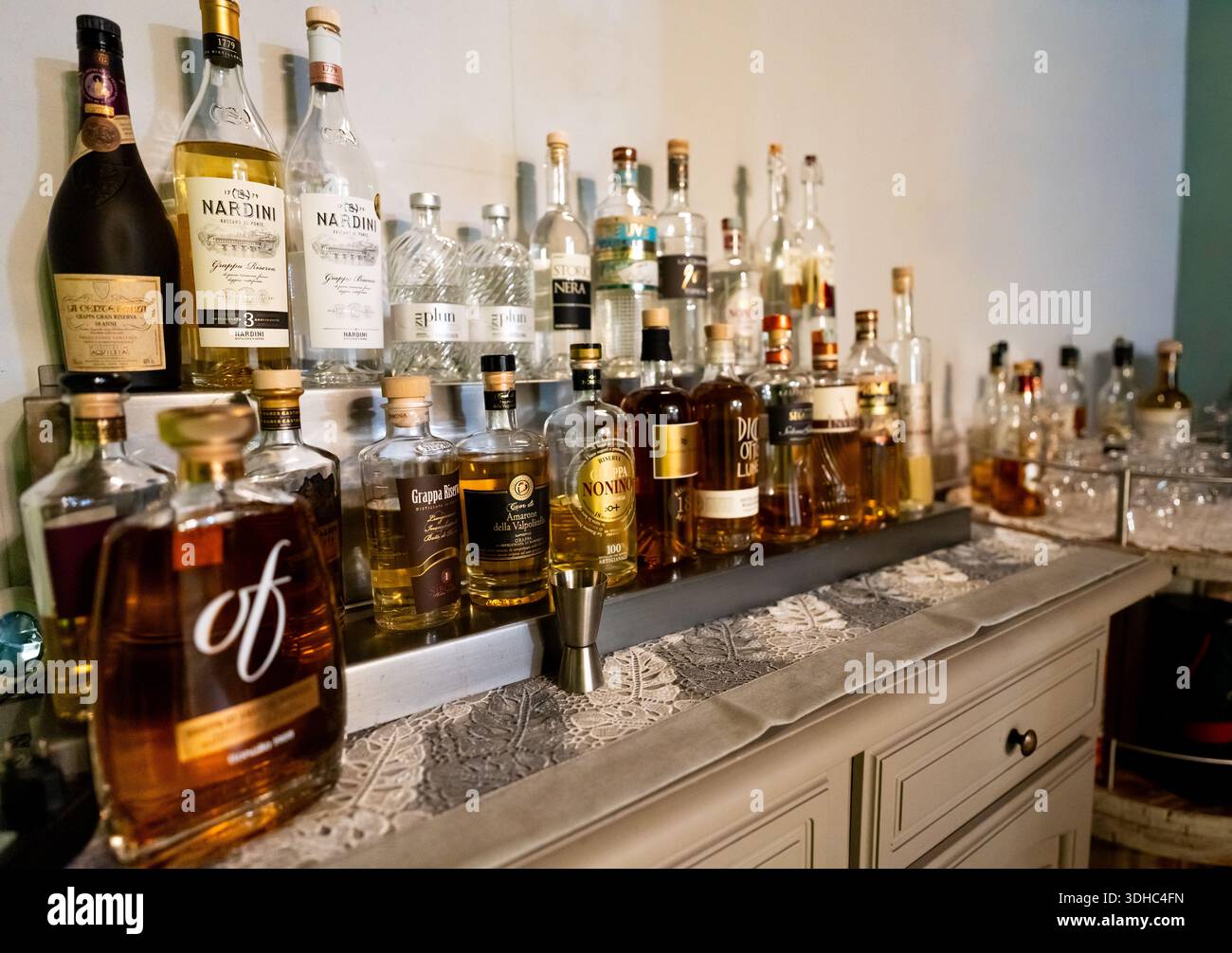 Padua, Italien - 27. Dezember 2025: Getränketisch mit einer Auswahl an Spirituosen und Grappa-Likören in klaren Flaschen Stockfoto