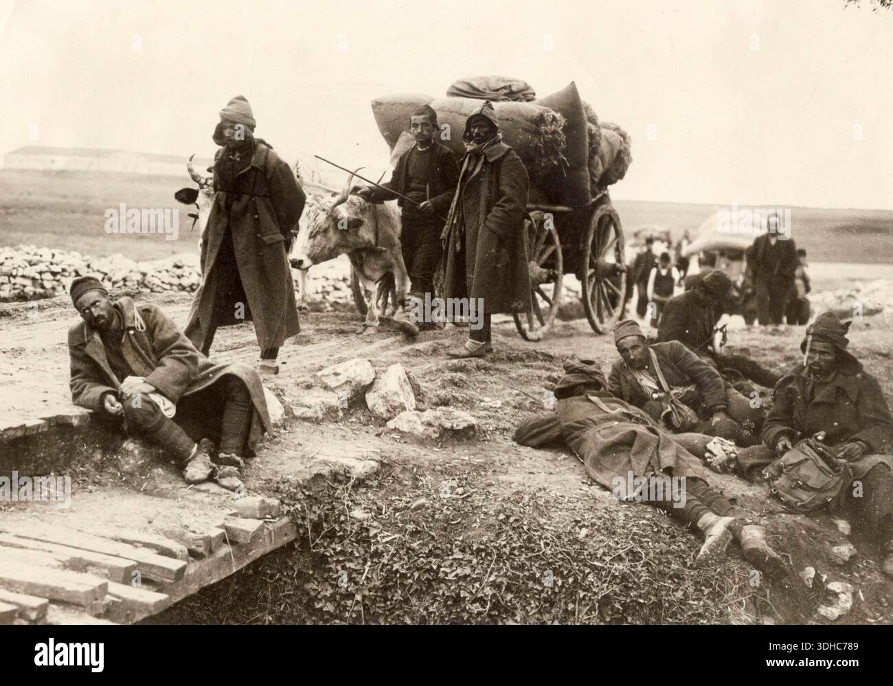 Erster Balkankrieg. Während des Ersten Balkankrieges treffen türkische Soldaten, die zwischen San Stefano und Istanbul unterwegs sind, auf Cholera-gefährdete Soldaten. Türkei, November 1912. Stockfoto