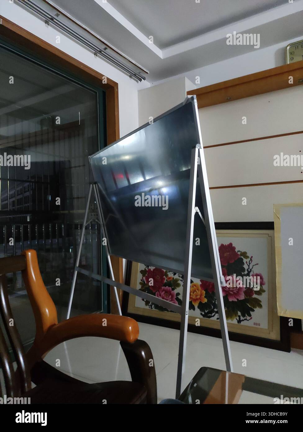 Moderner Flachbildfernseher im Wohnzimmer mit Blumenmotiven Stockfoto