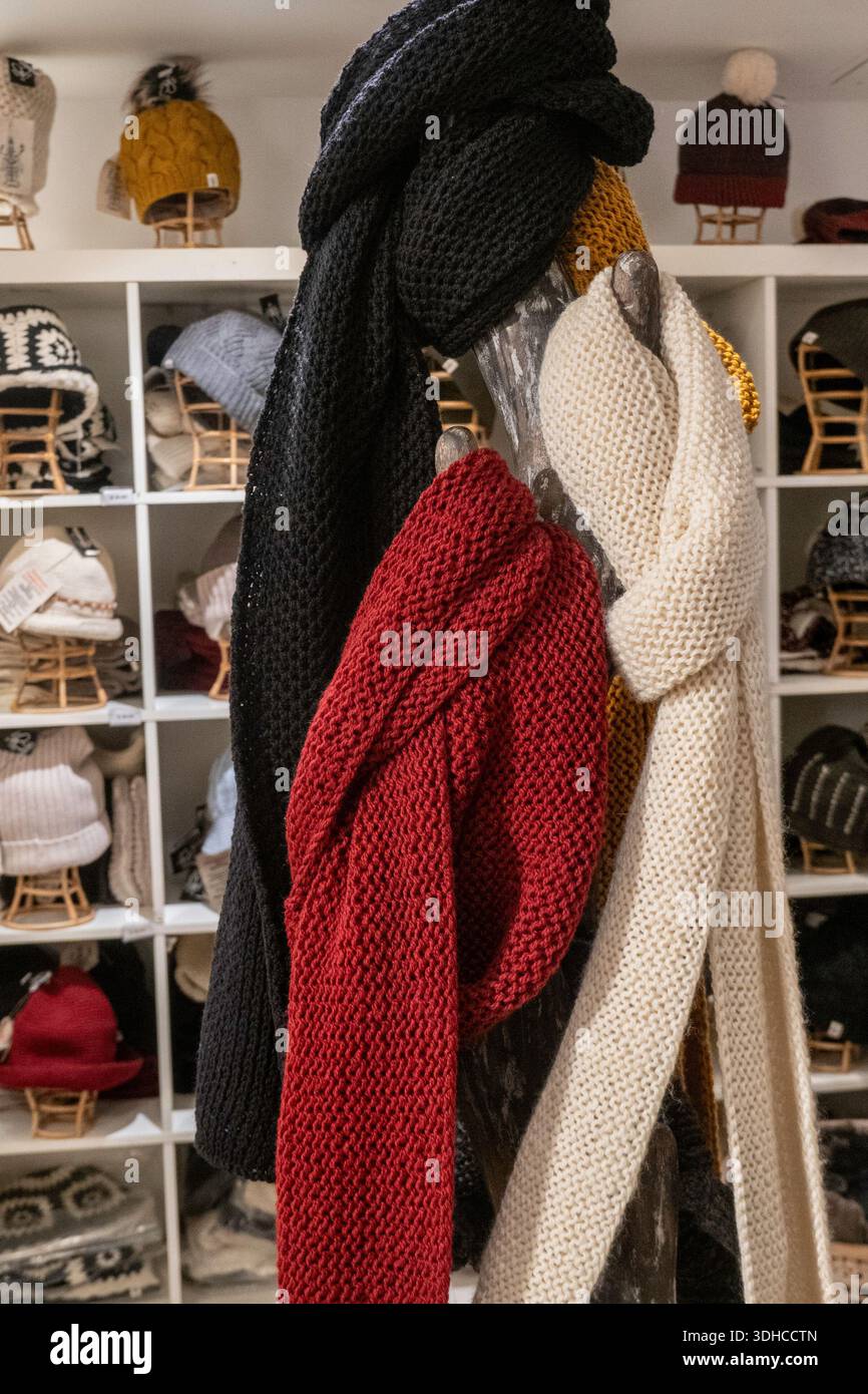 Das Nirvana Designs Inc. Ist ein Pop-up-Geschäft am Herald Square, das nepalesische handgestrickte Wollaccessoires anbietet, 2026, New York City, USA Stockfoto