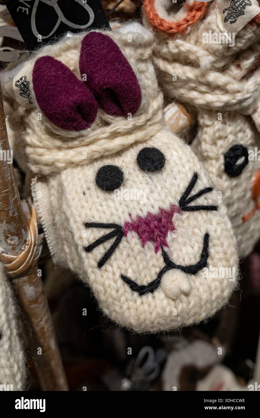 Das Nirvana Designs Inc. Ist ein Pop-up-Geschäft am Herald Square, das nepalesische handgestrickte Wollaccessoires anbietet, 2026, New York City, USA Stockfoto