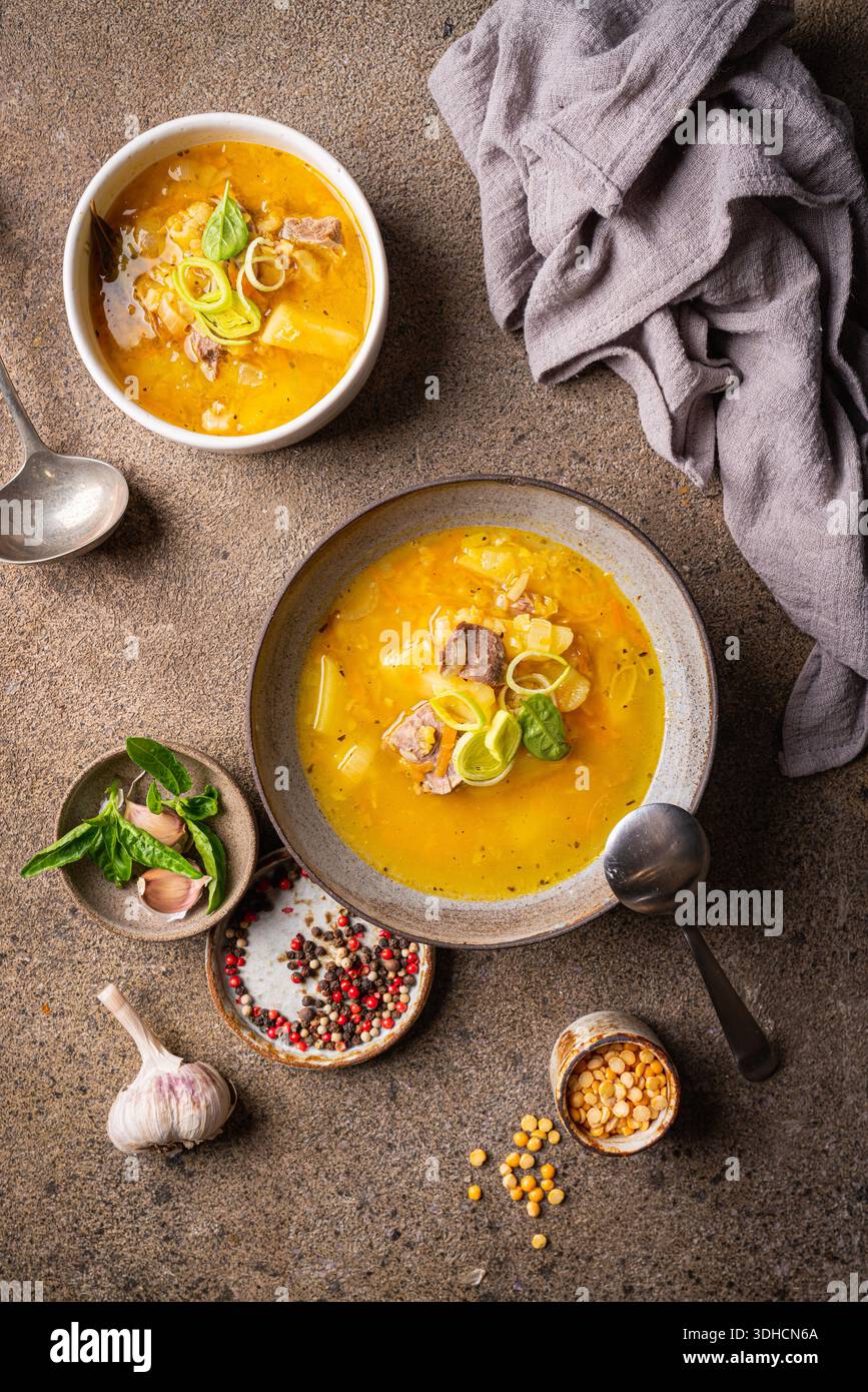 Schüssel mit geteilter Erbsensuppe mit Schinken und Fleisch, Draufsicht Stockfoto