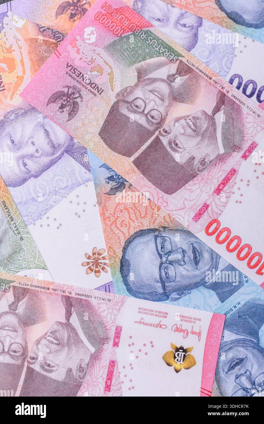Rupiah-Geld, indonesische Banknoten zum an- und Verkauf von Waren und zum Umtausch in andere Währungen. Hintergrund in Form von indonesischem Geld Stockfoto