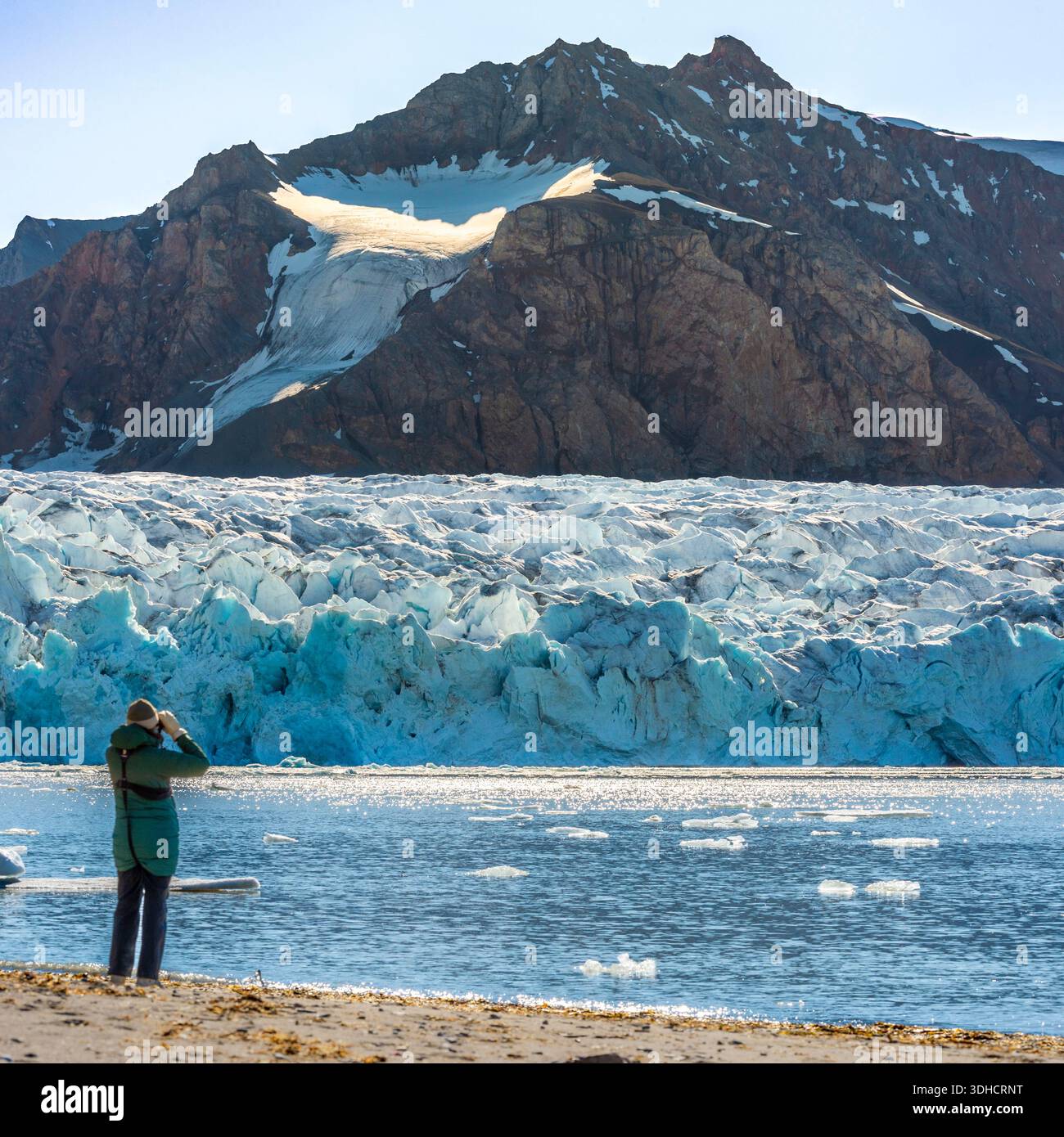 Norwegen, Svalbard-Archipel, Spitzbergen, Grönland, Krossfjord, Cross Bay, Beobachtung des Gletschers vom 14. Juli (Fjortende Julibreen) Stockfoto