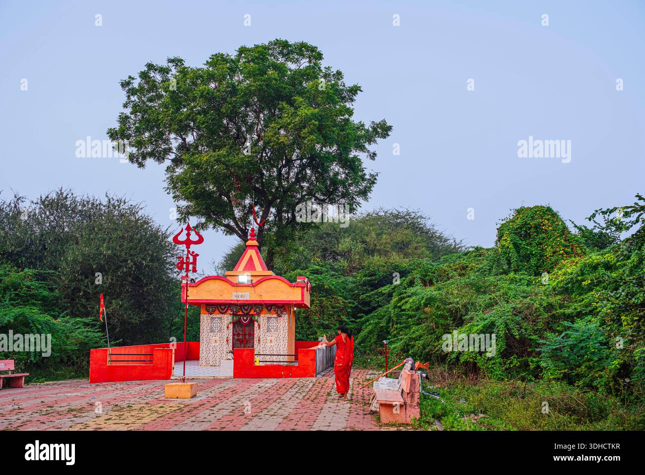 Indien, Bundesstaat Gujarat, Champanerdorf, kleiner Hindutempel Stockfoto