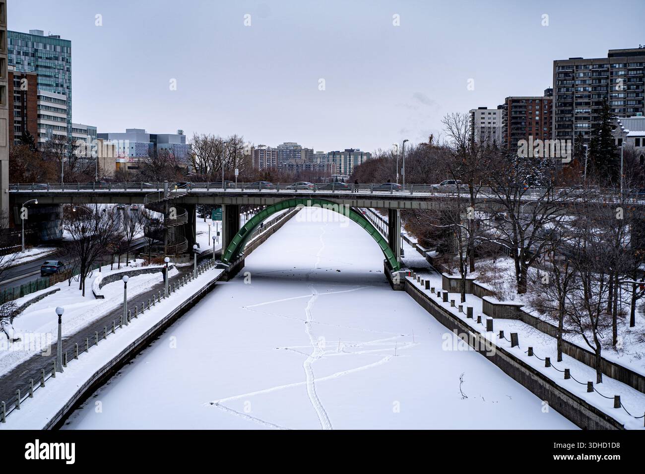 Blick auf den gefrorenen Rideau Canal im Winter in Ottawa City. Stockfoto