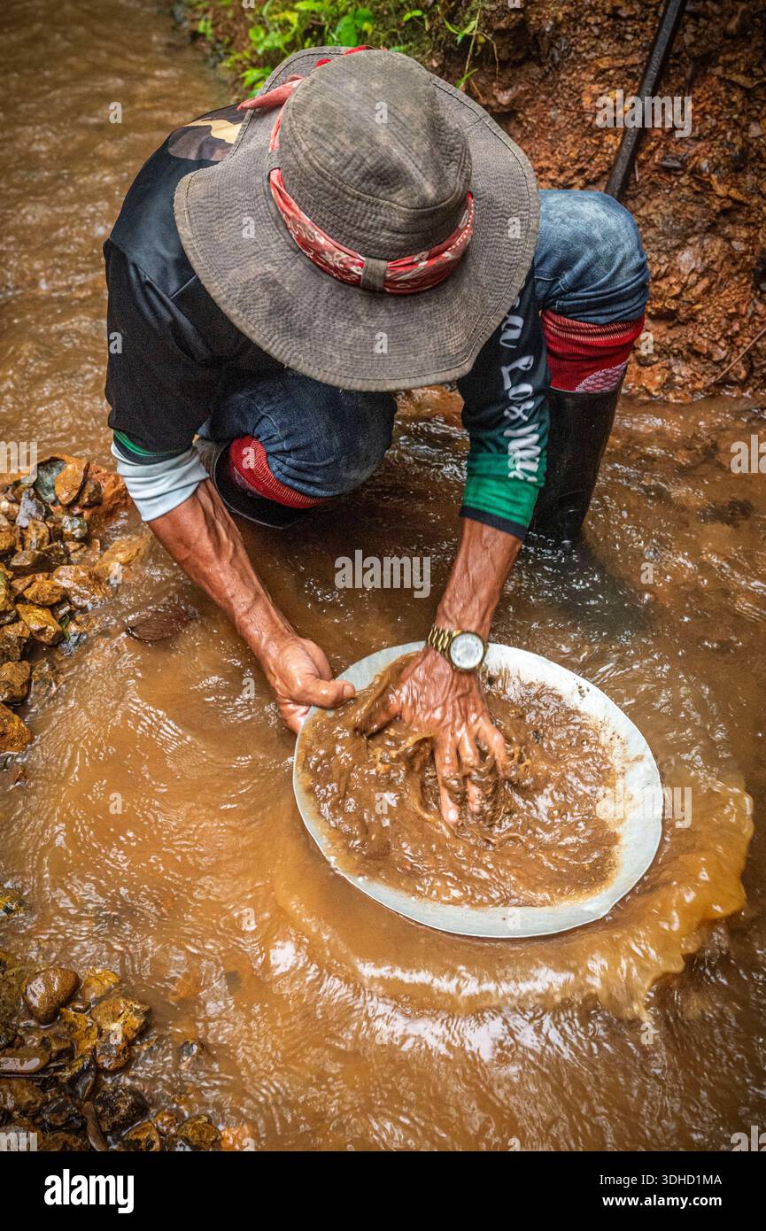 Costa Rica, Provinz Puntarenas, Halbinsel Osa, Rancho Quemado, Juan CUBILLO setzt die traditionellen Praktiken lokaler Goldsucher fort, um diese Bräuche und Traditionen an die Besucher weiterzugeben. Stockfoto