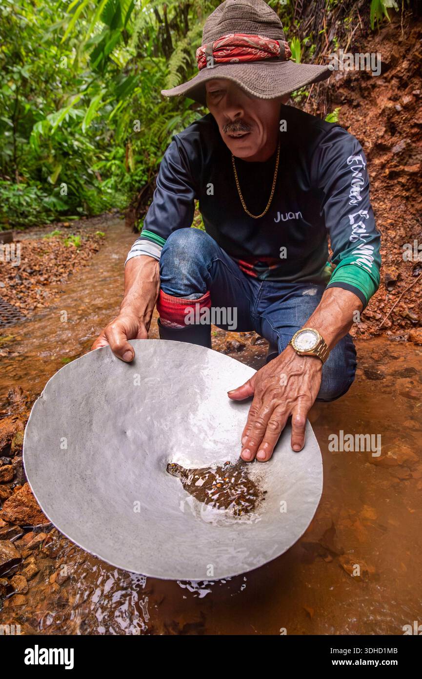 Costa Rica, Provinz Puntarenas, Halbinsel Osa, Rancho Quemado, Juan CUBILLO setzt die traditionellen Praktiken lokaler Goldsucher fort, um diese Bräuche und Traditionen an die Besucher weiterzugeben. Stockfoto