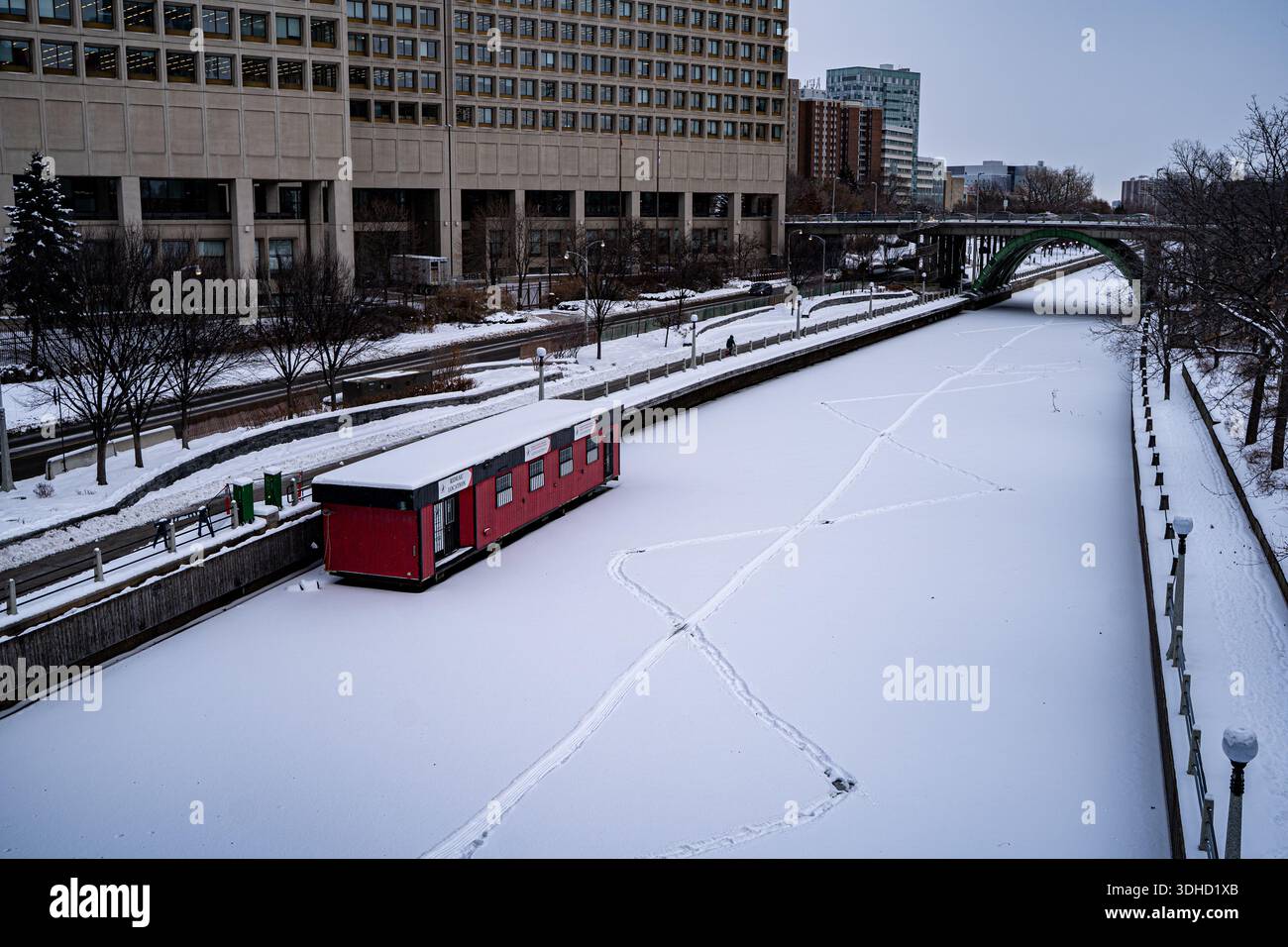 Blick auf den gefrorenen Rideau Canal im Winter in Ottawa City. Stockfoto