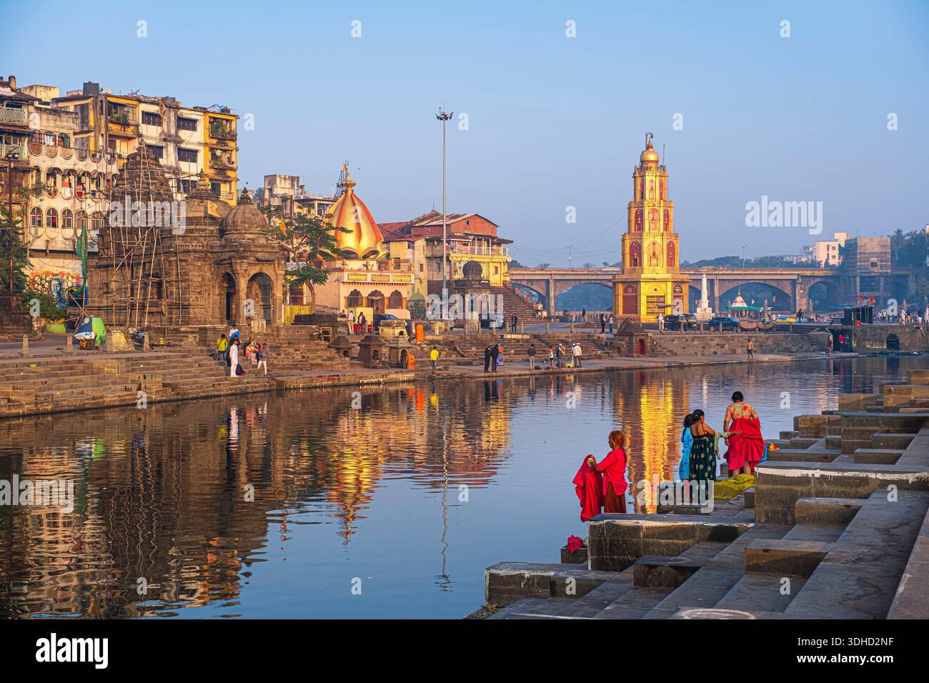 Indien, Maharashtra State, Nashik, heilige Stadt am Ufer des Godavari Flusses, Panchavati Bezirk, Frauen baden und waschen ihren Sari im Godavari Stockfoto