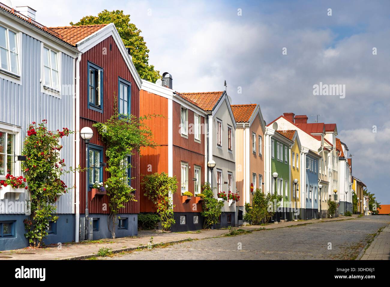 Reihe von bunten Regenbogenhäusern in Vastservik in Smaland, Schweden. Stockfoto