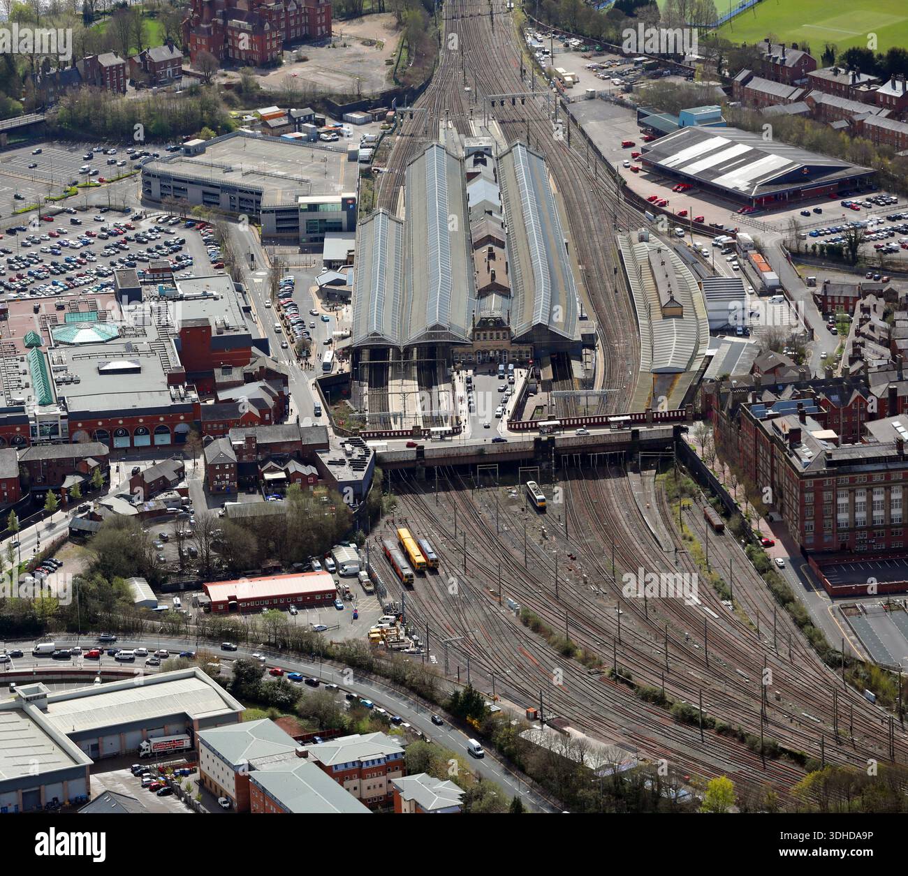 Blick aus der Vogelperspektive auf den Bahnhof Preston, Blick nach Süden über Fishergate Stockfoto