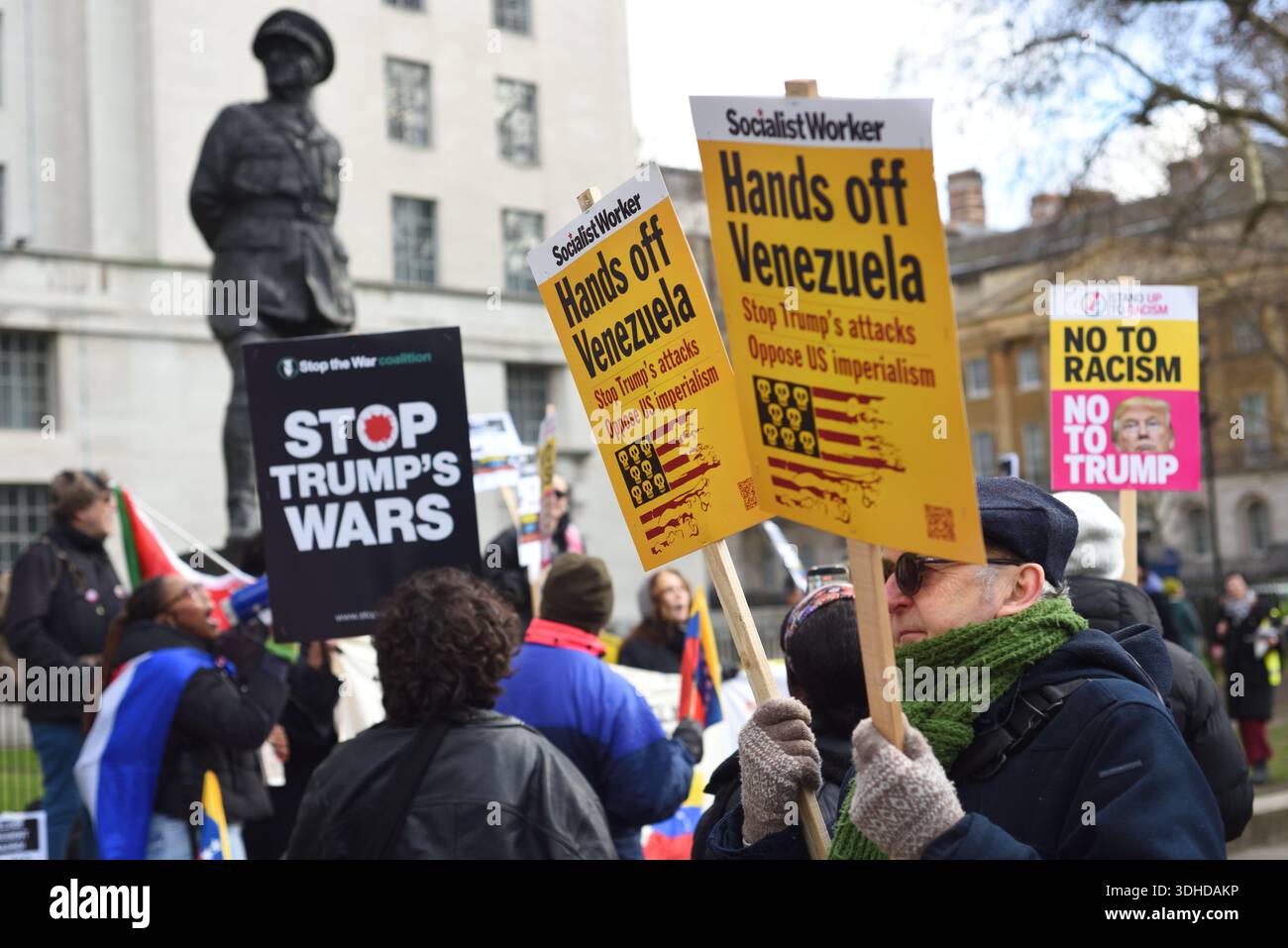 Die Leute halten Plakate hoch beim "Nein zum Trumpf Krieg gegen Venezuela", "Free Maduro", "Hands off Latin America Protest" in Whitehall, London, Großbritannien. Januar 2026 Stockfoto