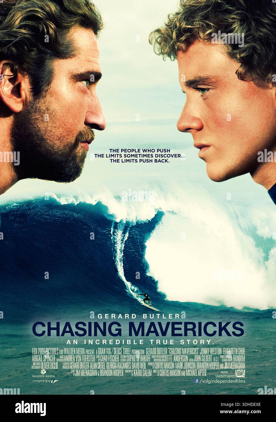 Chasing Mavericks (2012) unter der Regie von Curtis Hanson und Michael Apted mit Jonny Weston, Gerard Butler und Elisabeth Shue. Ein entschlossener Teenager trainiert mit einem erfahrenen Surfer, um auf einer der größten Wellen der Welt zu reiten. US-Poster NUR FÜR REDAKTIONELLE ZWECKE. Quelle: BFA / 20th Century Fox Stockfoto