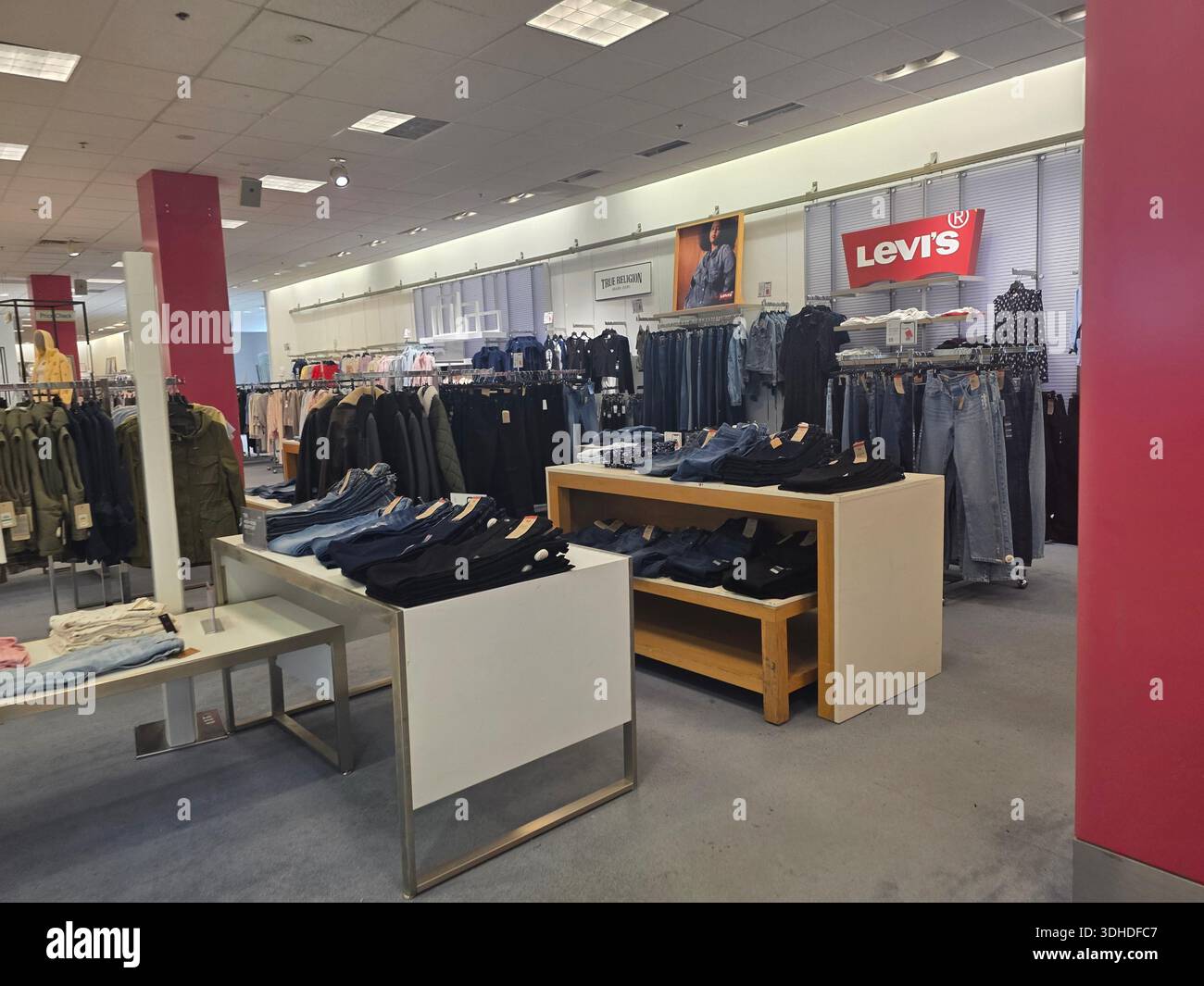 Walking Lowe's Retailer Store-Produkte Stockfoto