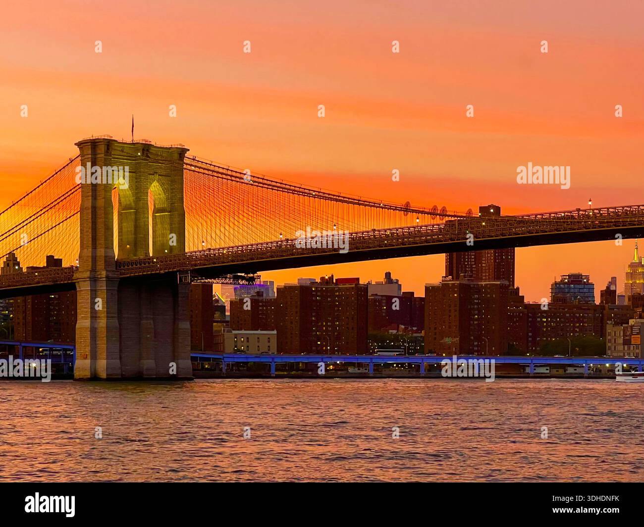 Brooklyn Bridge vom Brooklyn Bridge Park aus gesehen, New York City, NY, USA. Stockfoto
