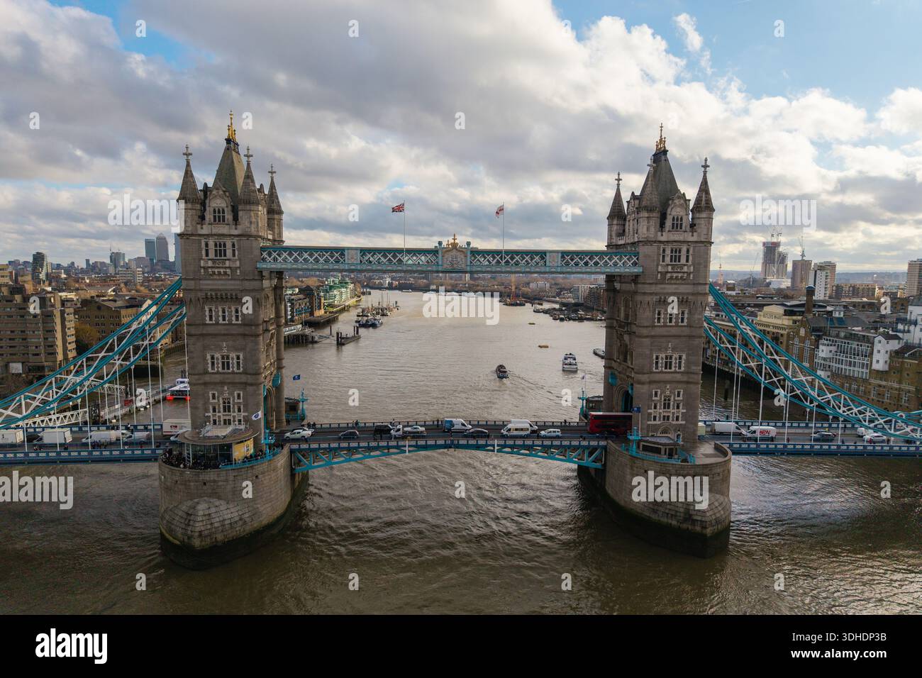 Luftaufnahme der Tower Bridge in London, die das berühmte Wahrzeichen über die Themse in der britischen Hauptstadt zeigt. Stockfoto