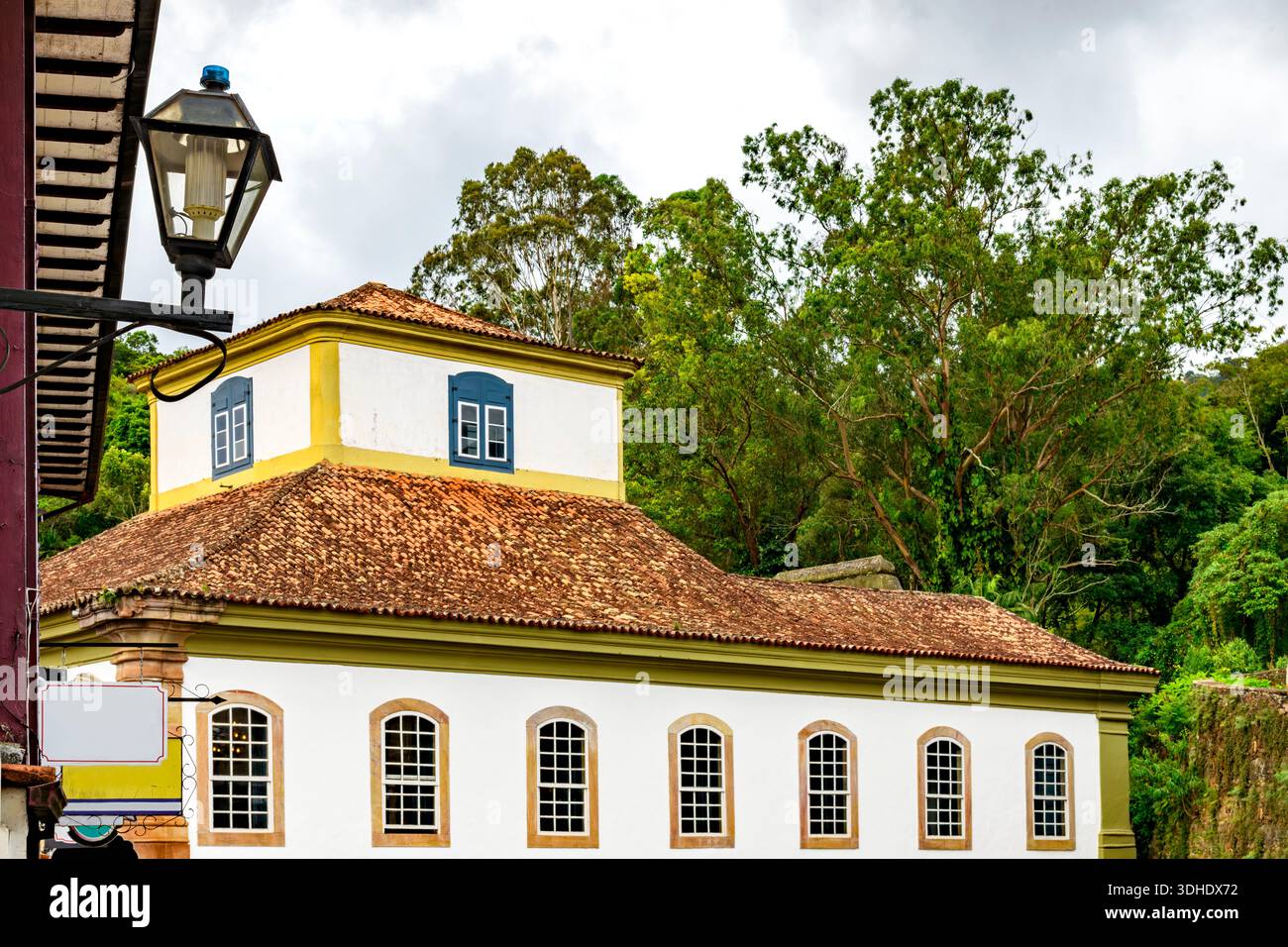 Straßen und Gebäude in der historischen Stadt Ouro Preto in Minas Gerais Stockfoto