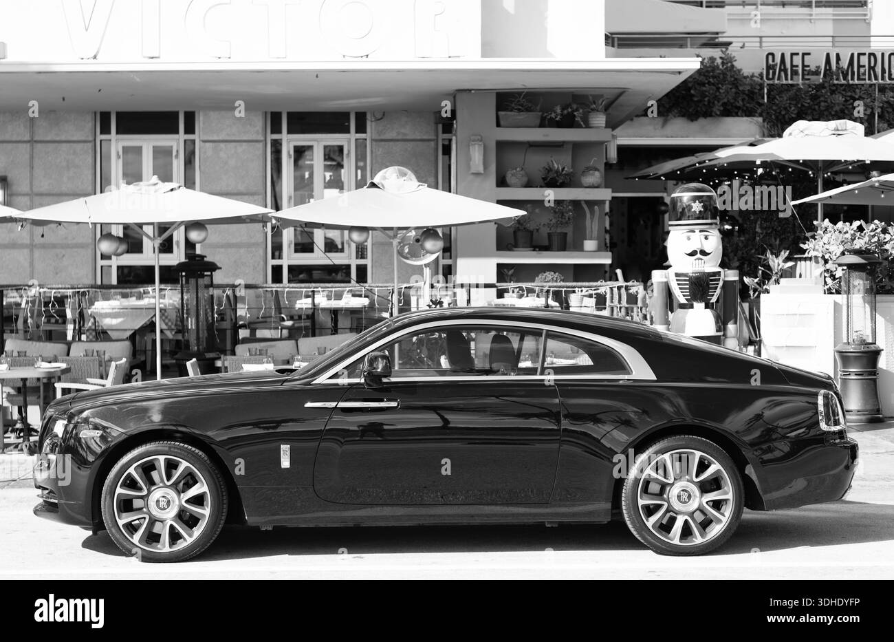 Miami, Florida, USA – 09. Dezember 2024: Black 2018 Rolls Royce Wraith. Luxuswagen von Rolls Royce Wraith. Auto von Rolls Royce Wraith parkt im Freien Stockfoto