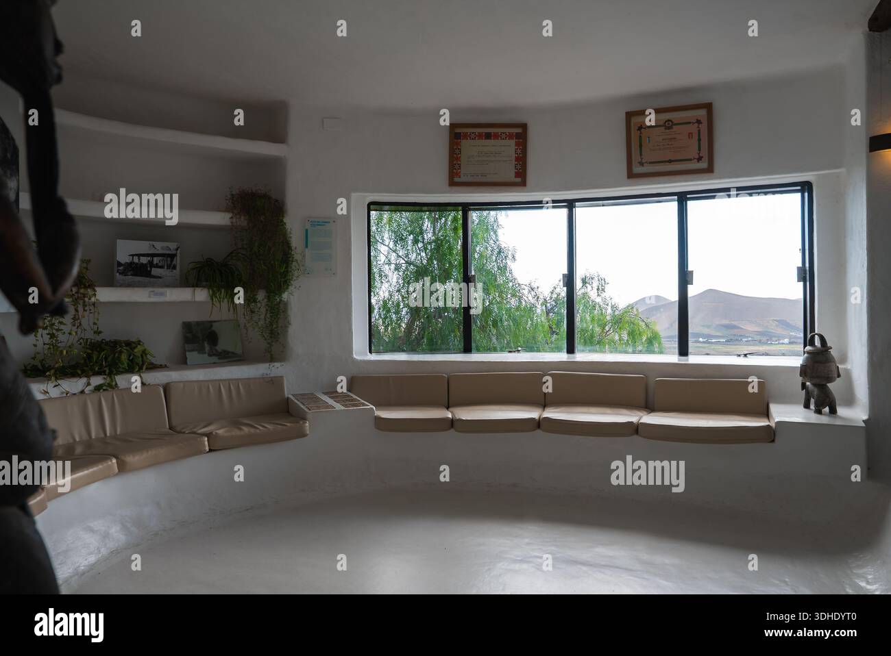 Geschwungene Sofaausstattung mit Blick auf die Vulkanregion Lanzarote und Manrique-Stil Stockfoto