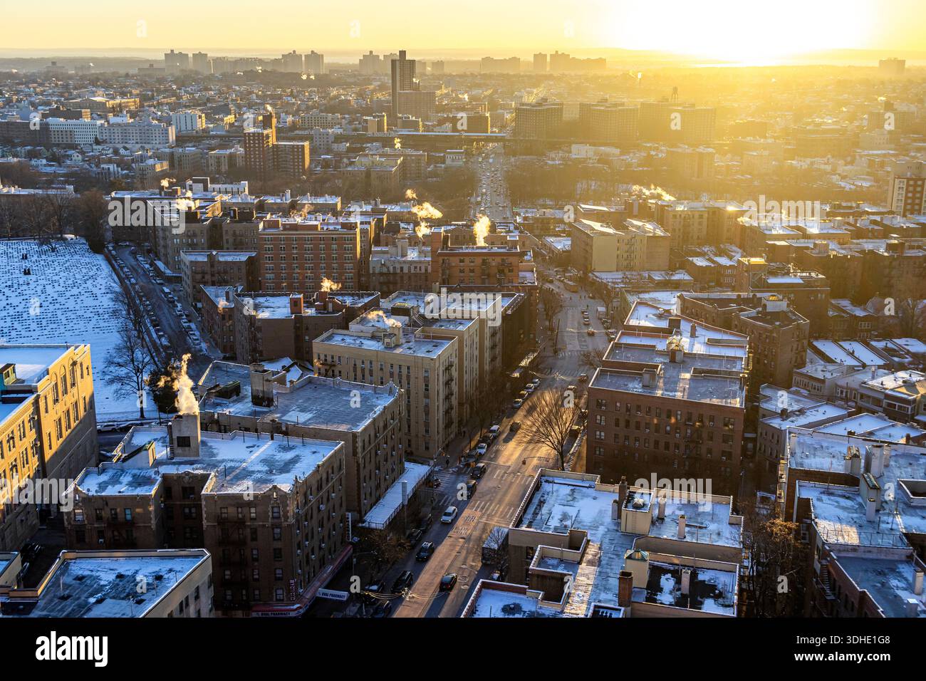 Die Bronx aus der Vogelperspektive am Morgen, Sonnenaufgang über der Bronx, New York City Borough, Stadtaufgang im Winter, Hochwinkelblick Stockfoto