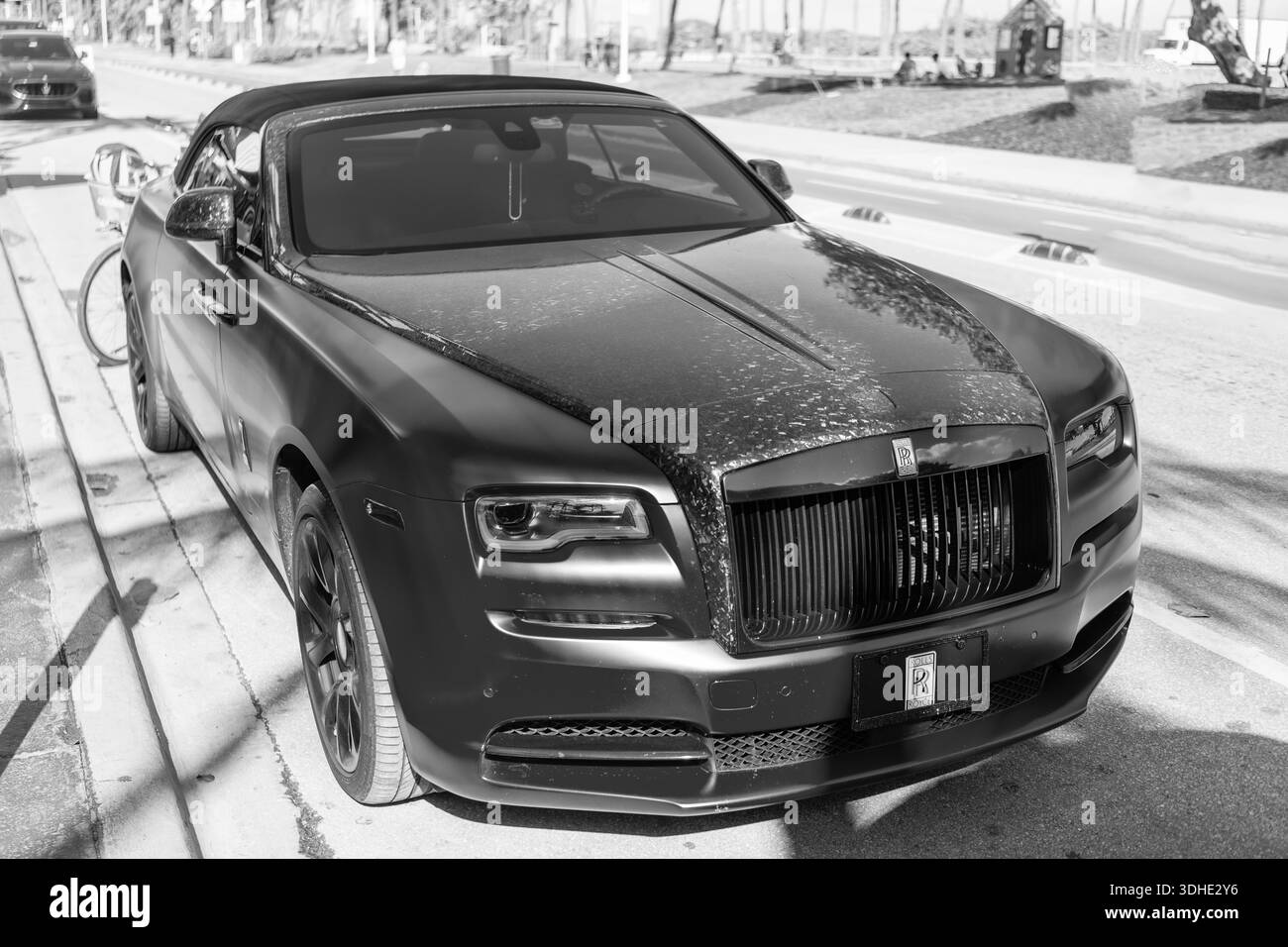 Miami, Florida, USA - 17. Dezember 2024: Roter Luxuswagen des Rolls Royce Wraith-Modells. Auto von Rolls Royce parkt im Freien. Rollt Royce Wraith, Winkelansicht Stockfoto