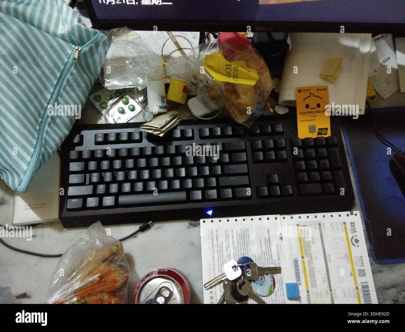 Übersichtlicher Schreibtisch mit Tastatur, Tasten und täglichen Artikeln Stockfoto