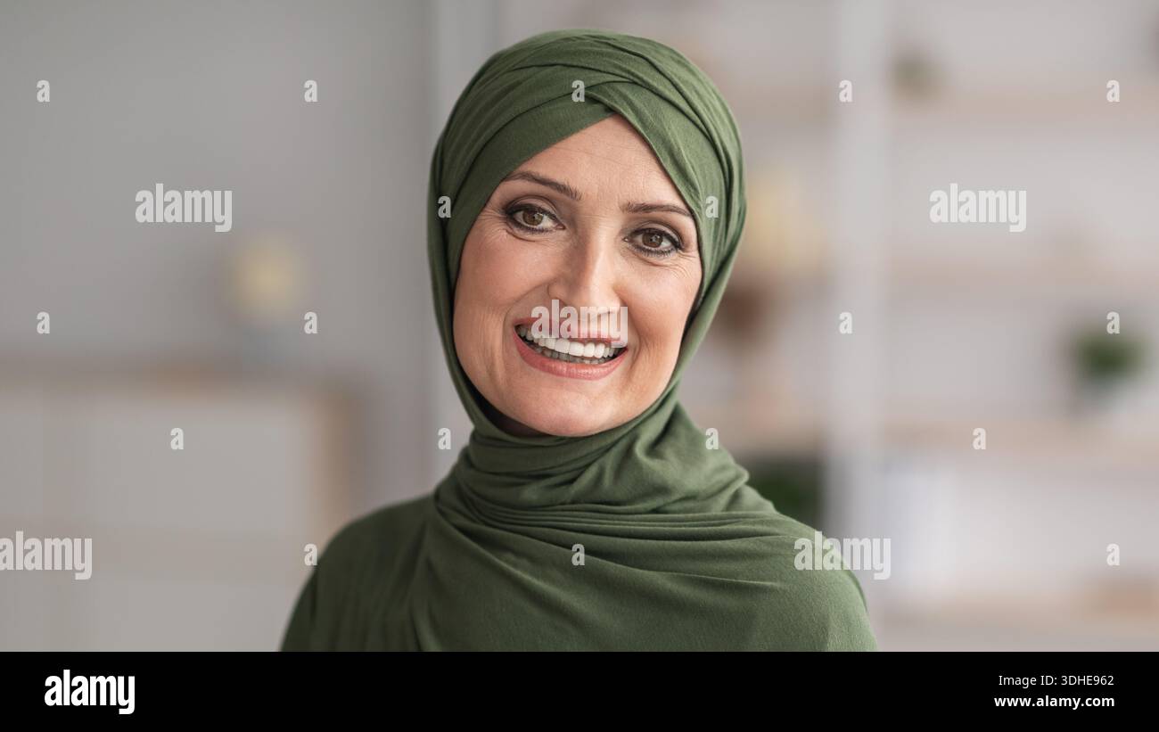 Porträt Einer Lächelnden Älteren Muslimischen Frau Im Traditionellen Hijab-Gebäude Stockfoto