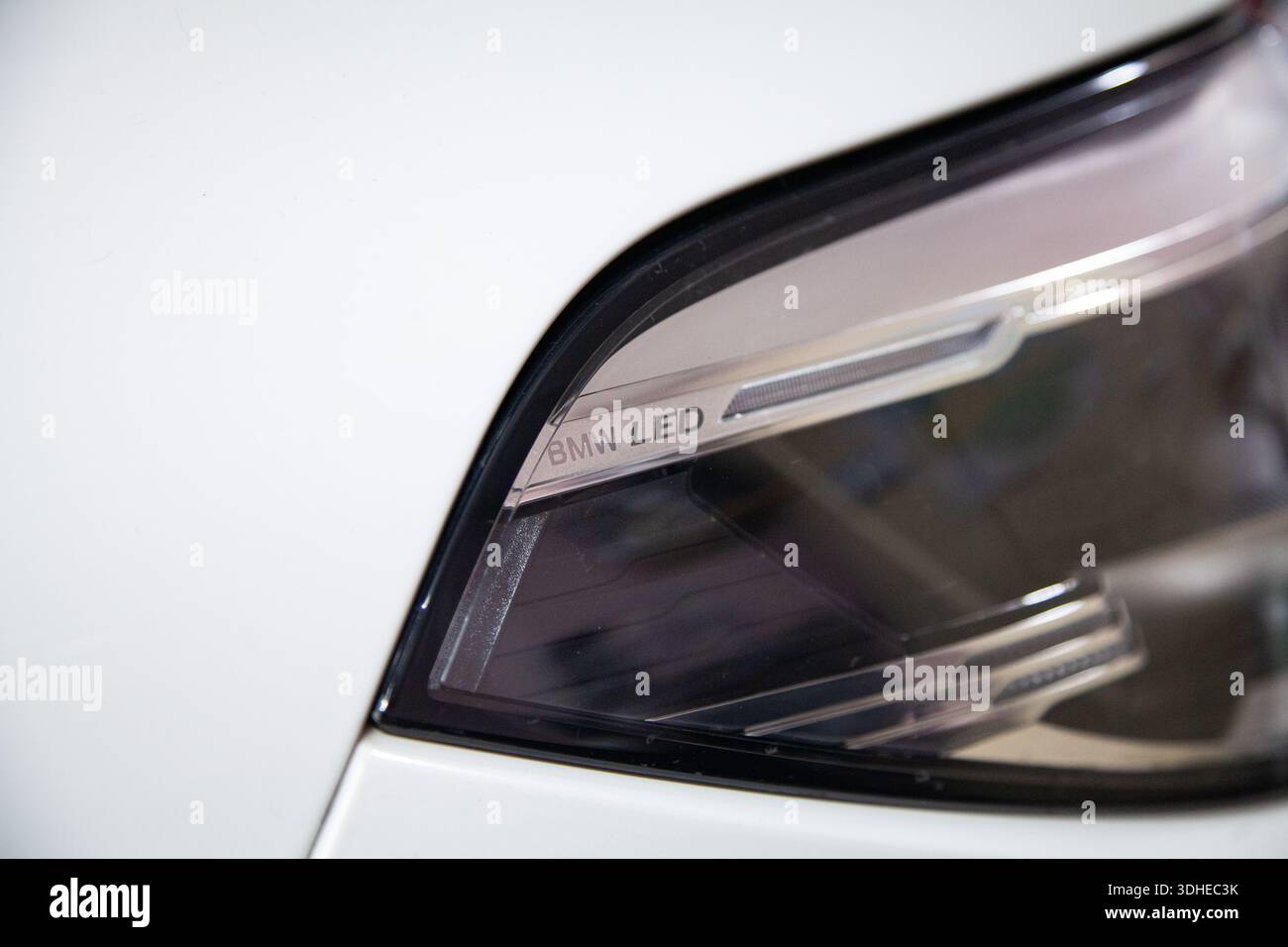 Vilnius, Litauen - 23. 12. 2024 - Designelement: Beschriftung auf Laserscheinwerfer eines modernen BMW-Fahrzeugs mit LED-Technologie Stockfoto