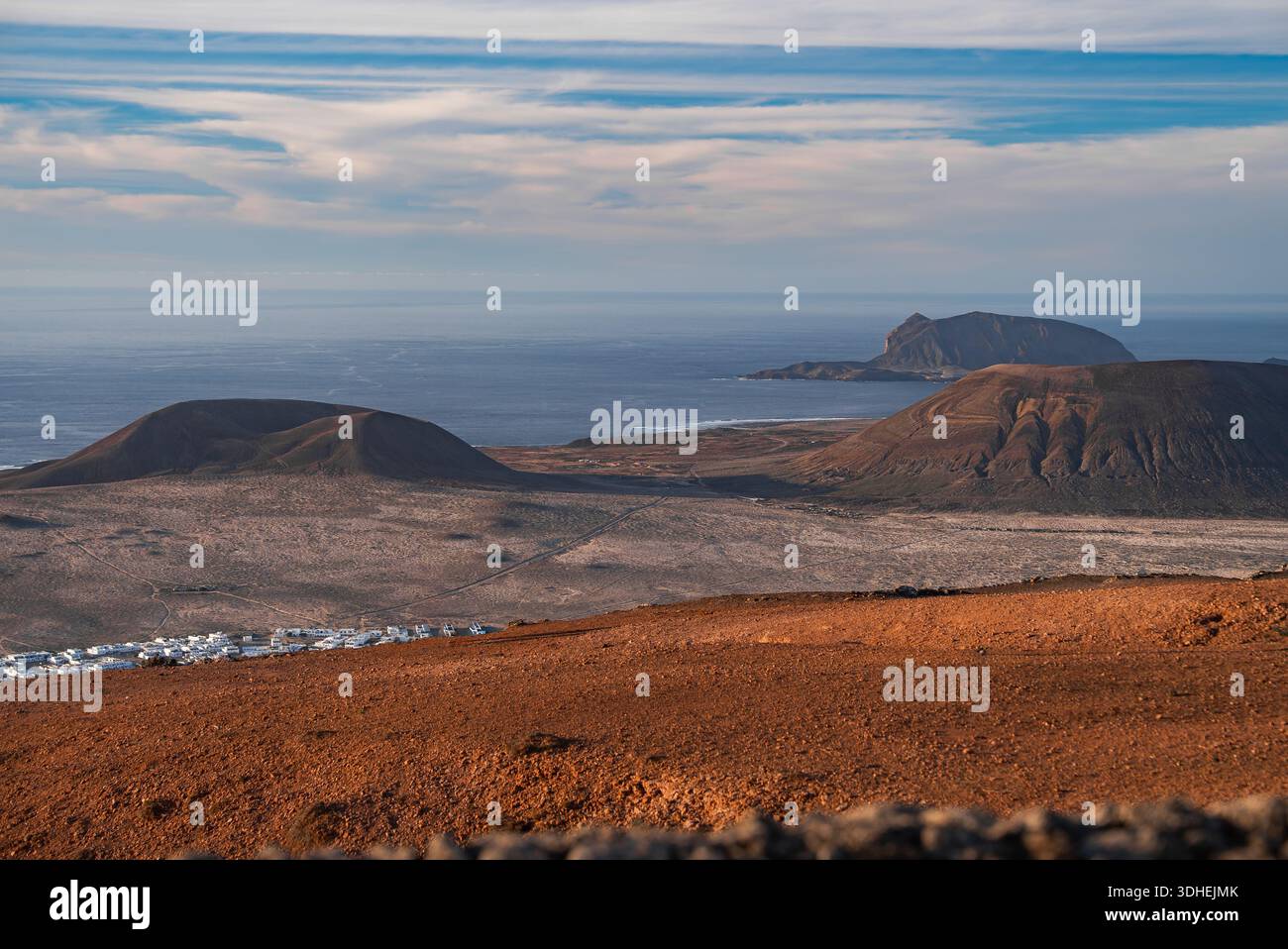 Vulkankegel und La Graciosa von Mirador del Rio, Lanzarote Stockfoto