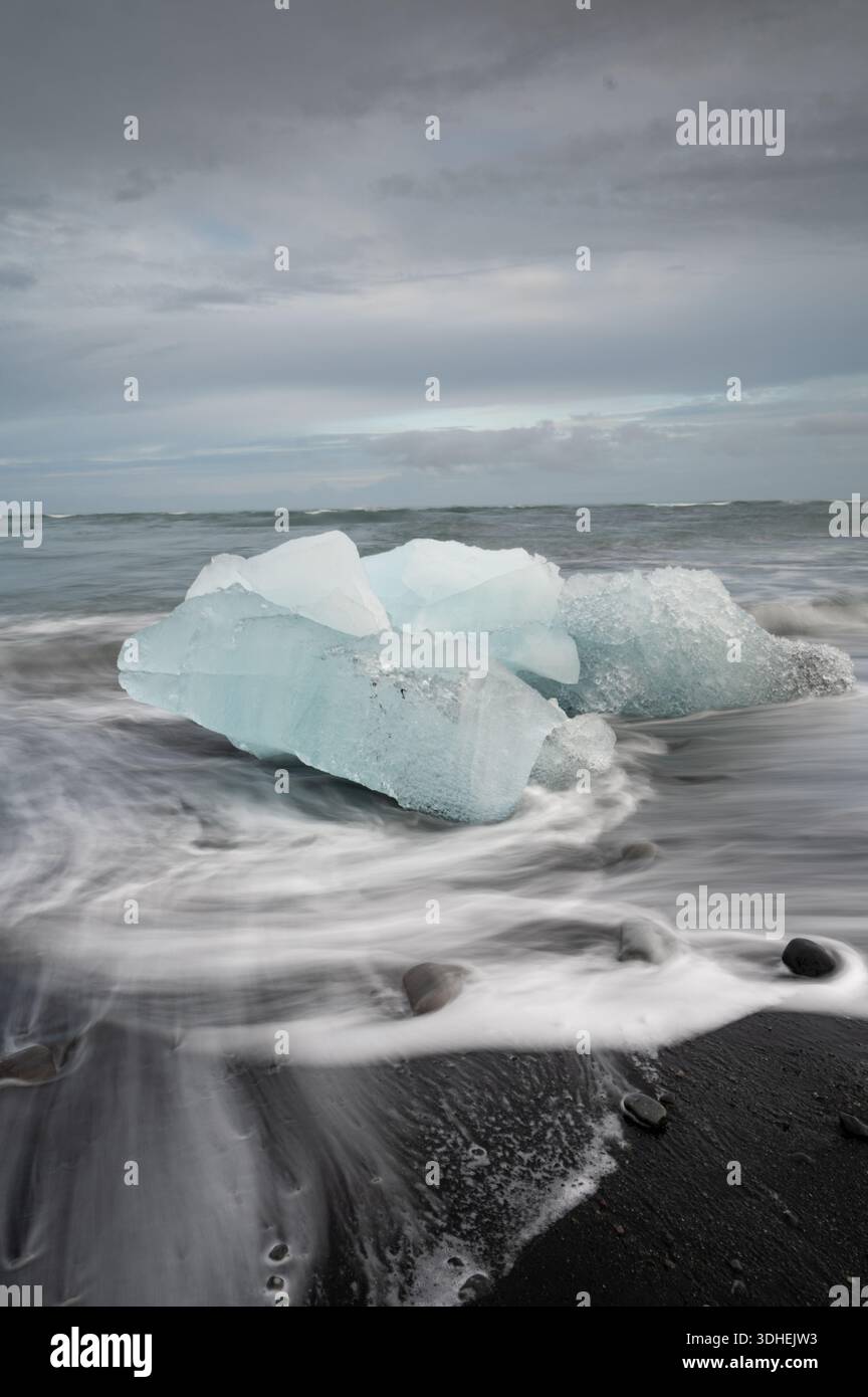 Diamond Beach in Island mit blauen Eisbergen, die auf dem schwarzen Sand schmelzen und Eis glitzern, wunderschöne arktische Naturlandschaft, isländische Südküste, Joku Stockfoto