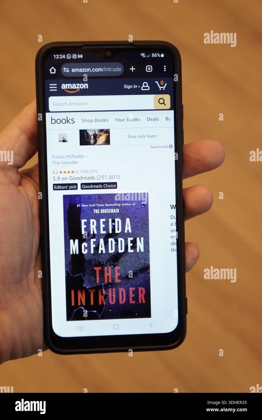 Freida McFaddens Buch „der Eindringling“ wird in der mobilen App von Amazon angezeigt Stockfoto