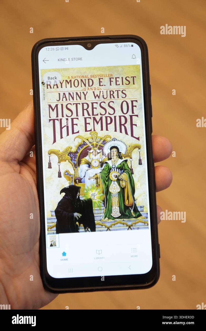 Raymond E. Feist und Janny Wurts Mistress of the Empire Buchcover am Telefon Stockfoto